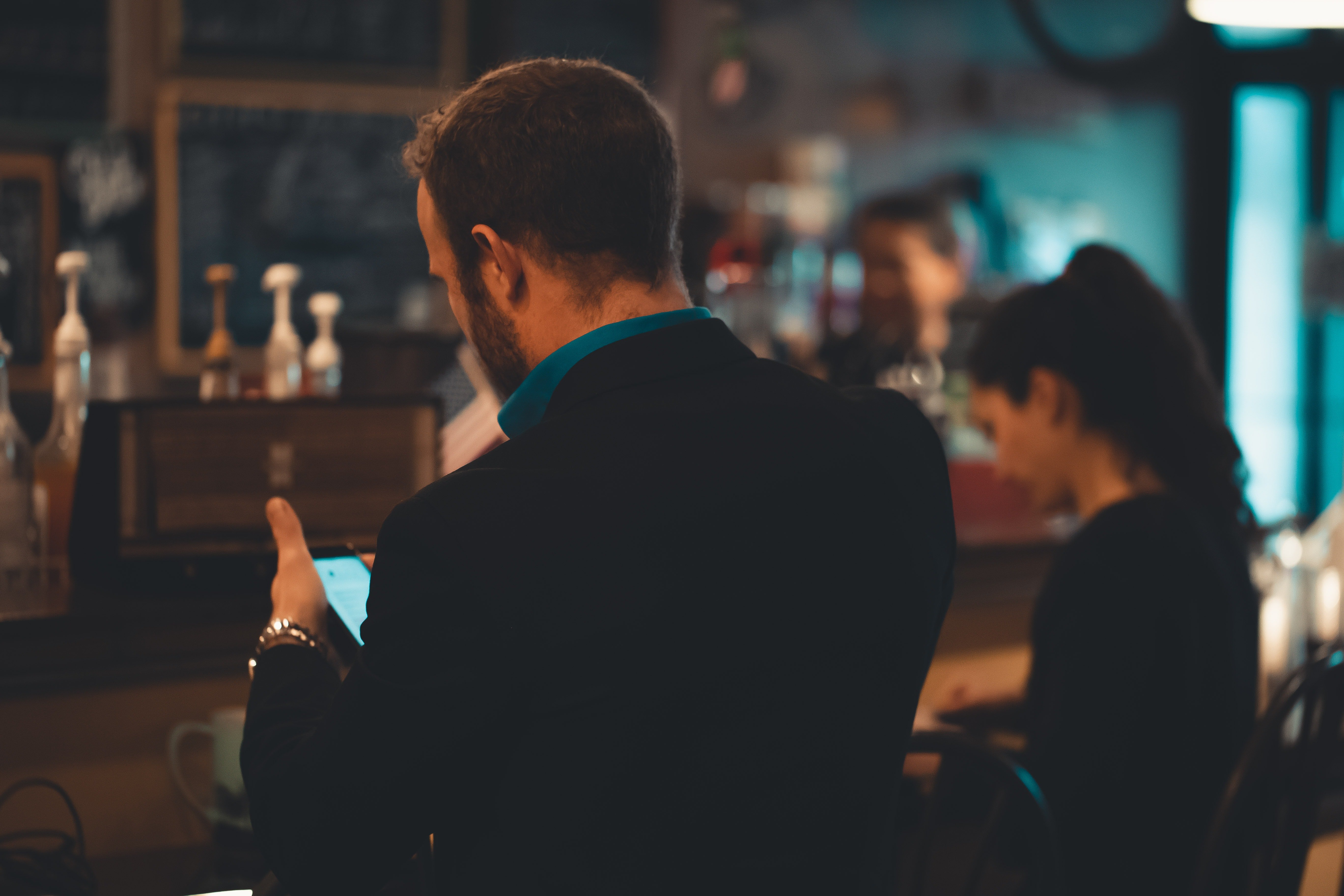 Julie and Mark met up about the DNA results to talk about what to do. | Source: Pexels