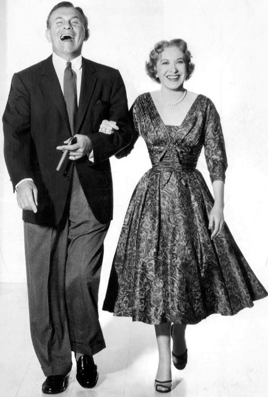 George Burns and Gracie Allen in a black and white portrait. | Source: Wikimedia Commons