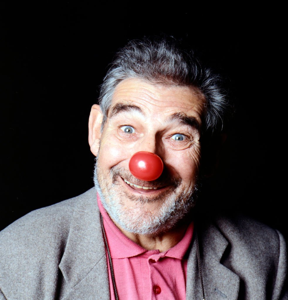  Trevor Peacock du 'Vicar of Dibley' portant le nez changeant de couleur de la campagne pour promouvoir le Red Nose Day en 1995, en Angleterre. | Photo : Getty Images