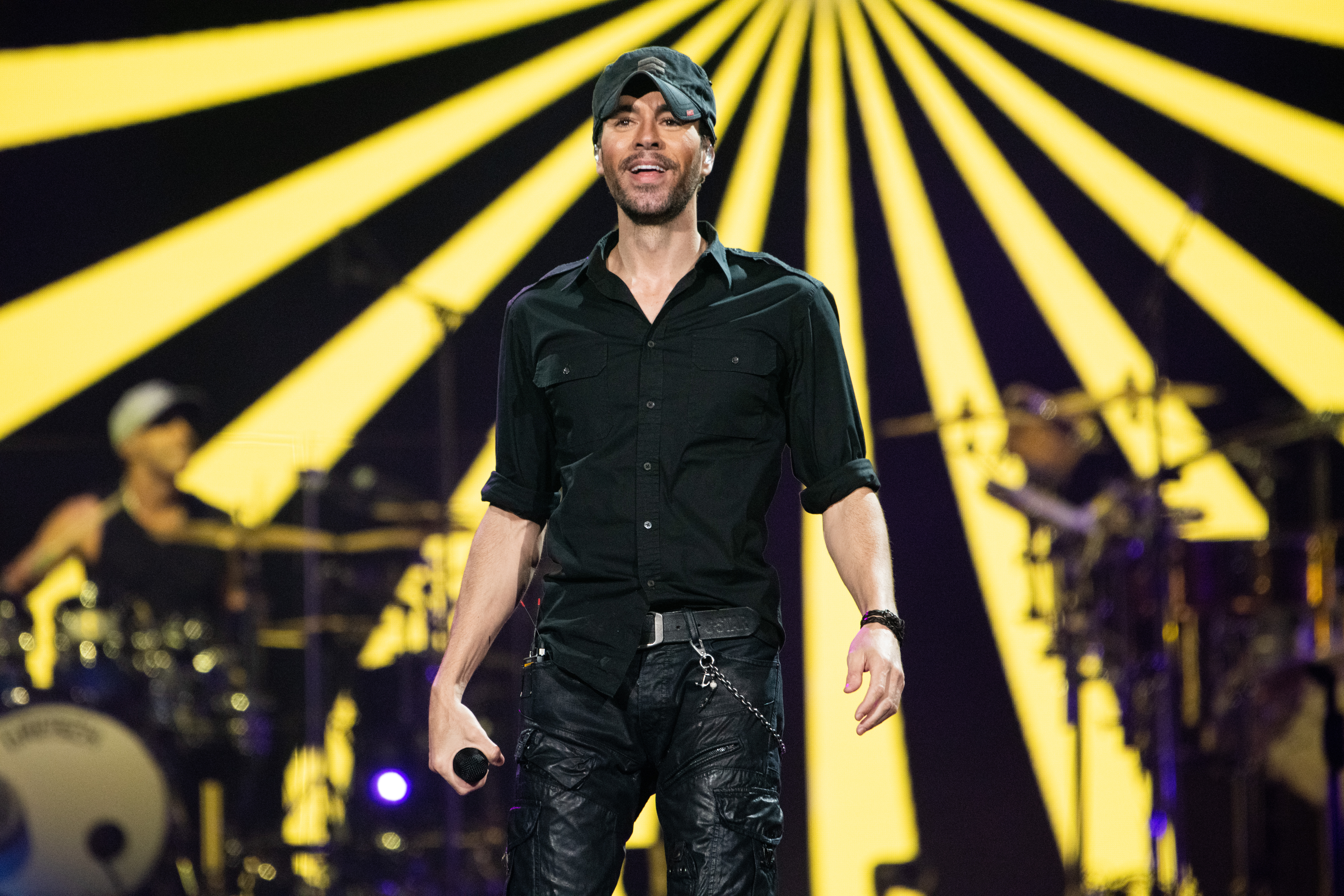Enrique Iglesias actúa en el Staples Center el 19 de noviembre de 2021, en Los Ángeles, California. | Foto: Getty Images