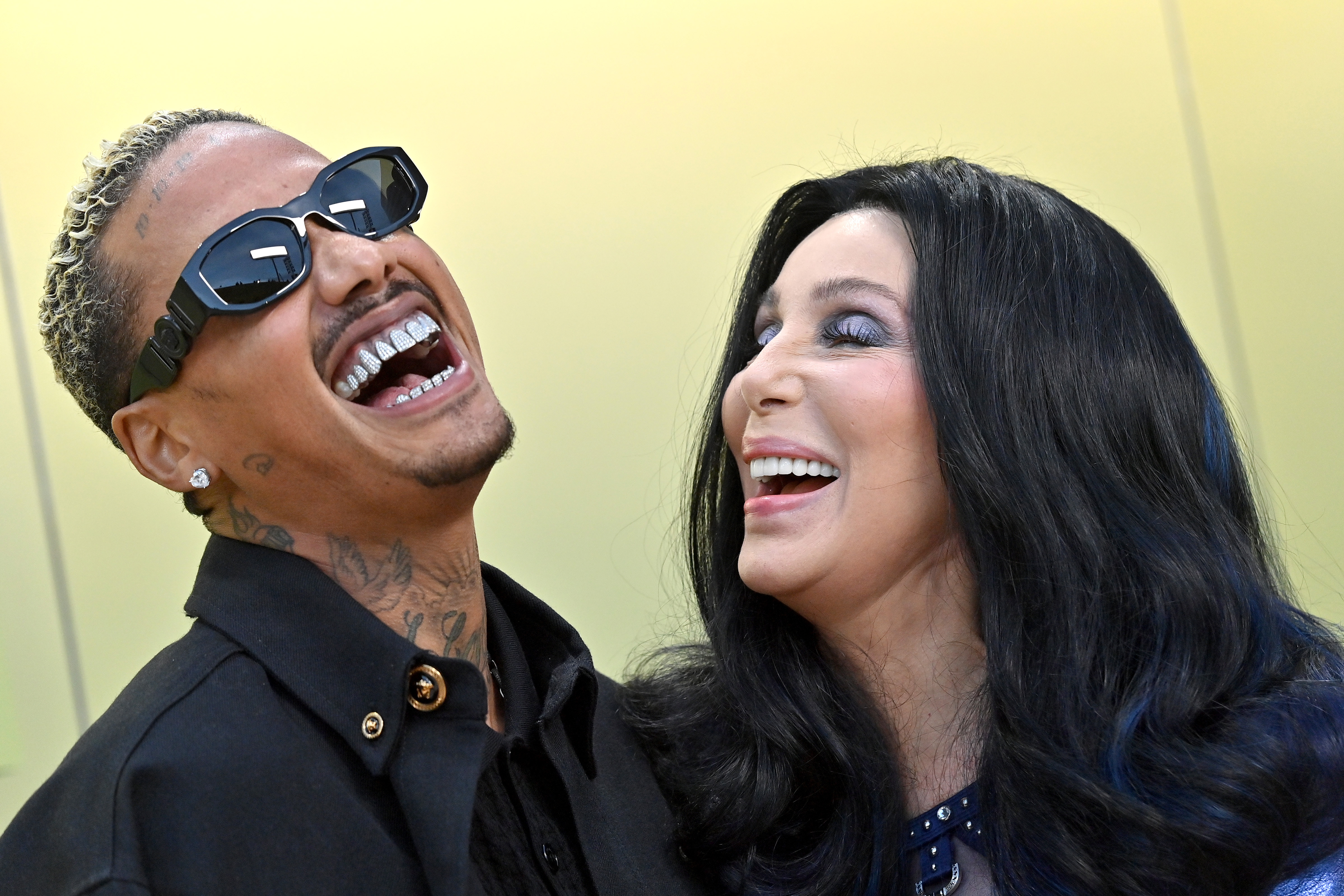 Alexander Edwards y Cher en West Hollywood, California, el 09 de marzo 2023 | Foto: Getty Images