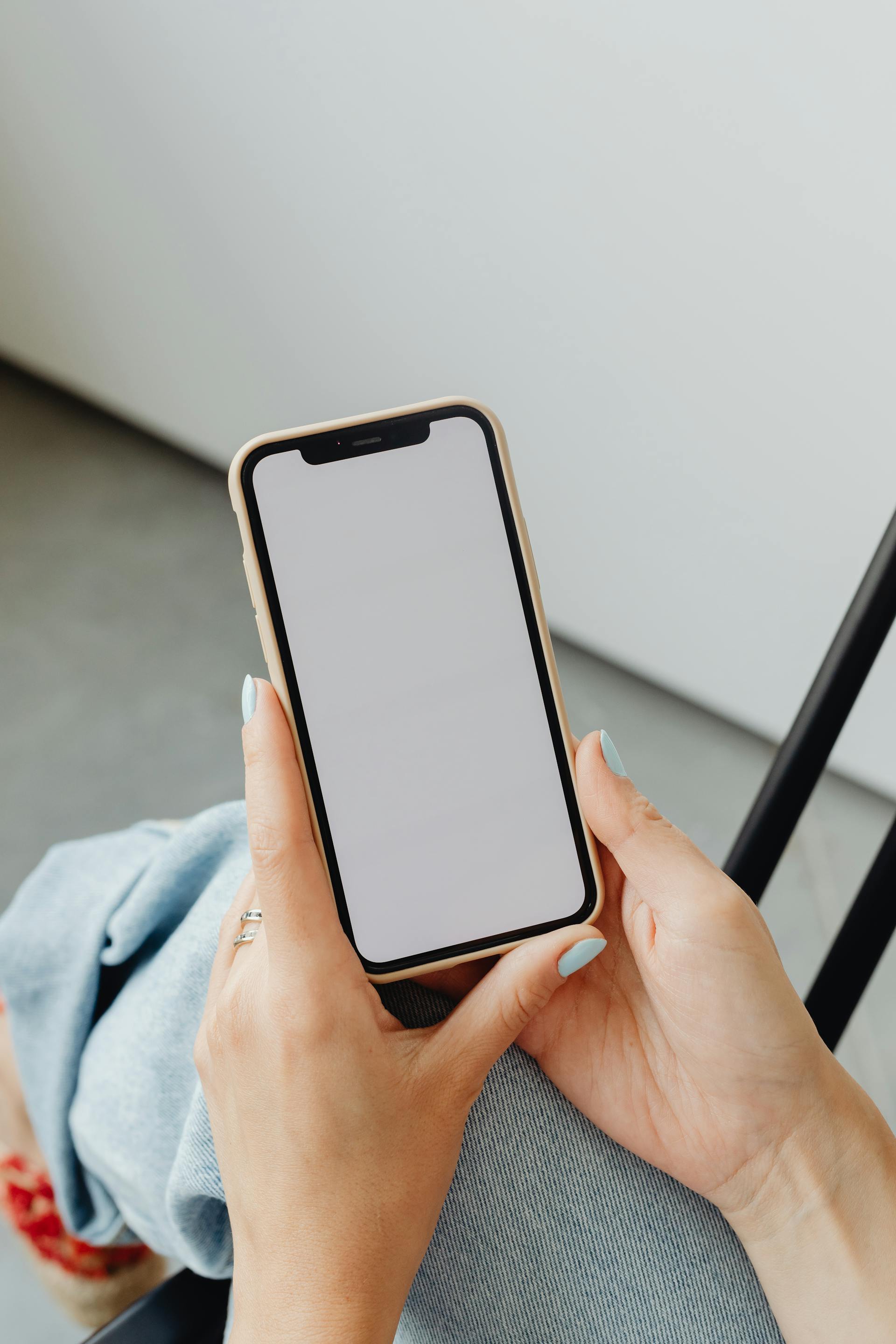 Close-up shot of a woman holding a smartphone | Source: Pexels