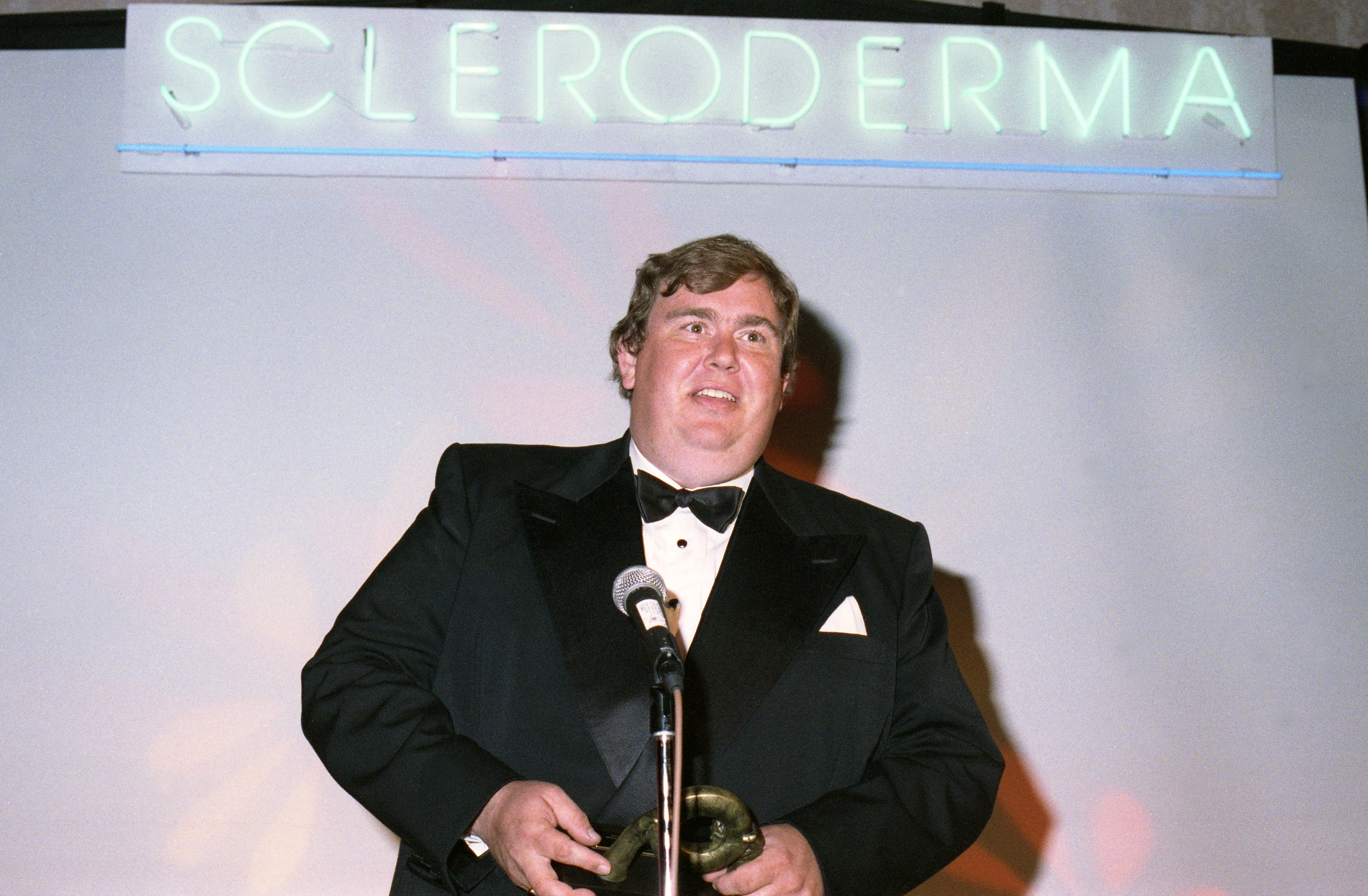 John Candy, 9 Haziran 1991'de Santa Monica, California'da Loews Santa Monica Beach Hotel'de düzenlenen 4. yıllık vakıf yardım yemeğinde Skleroderma Araştırma Vakfı'ndan Kurucular Ödülü'nü aldı.  |  Kaynak: Getty Images