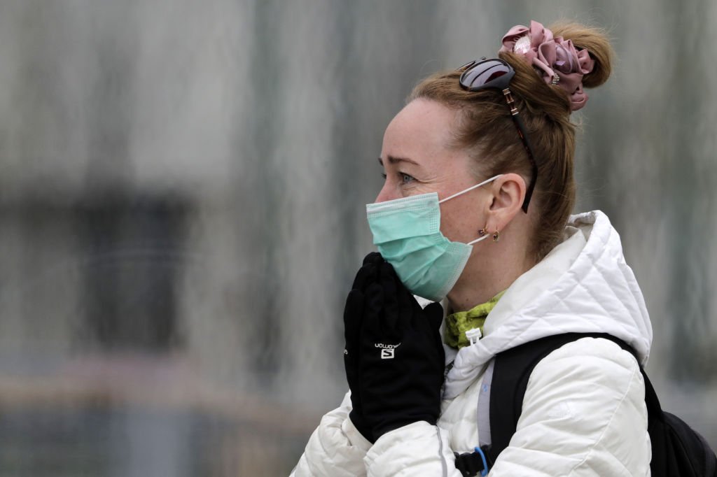 Une femme portant son masque de protection. | Photo : Getty Images