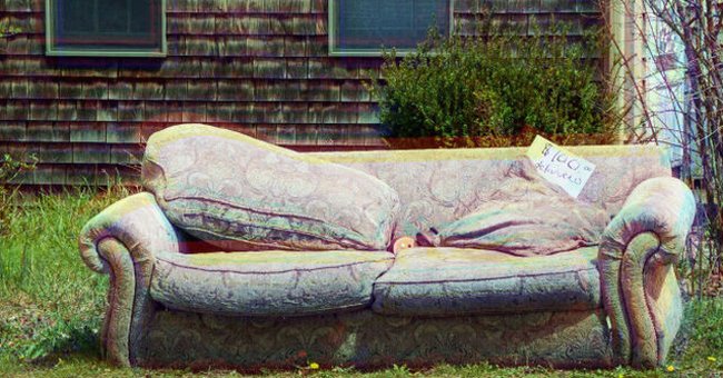 And old sofa on the street | Source: Shutterstock
