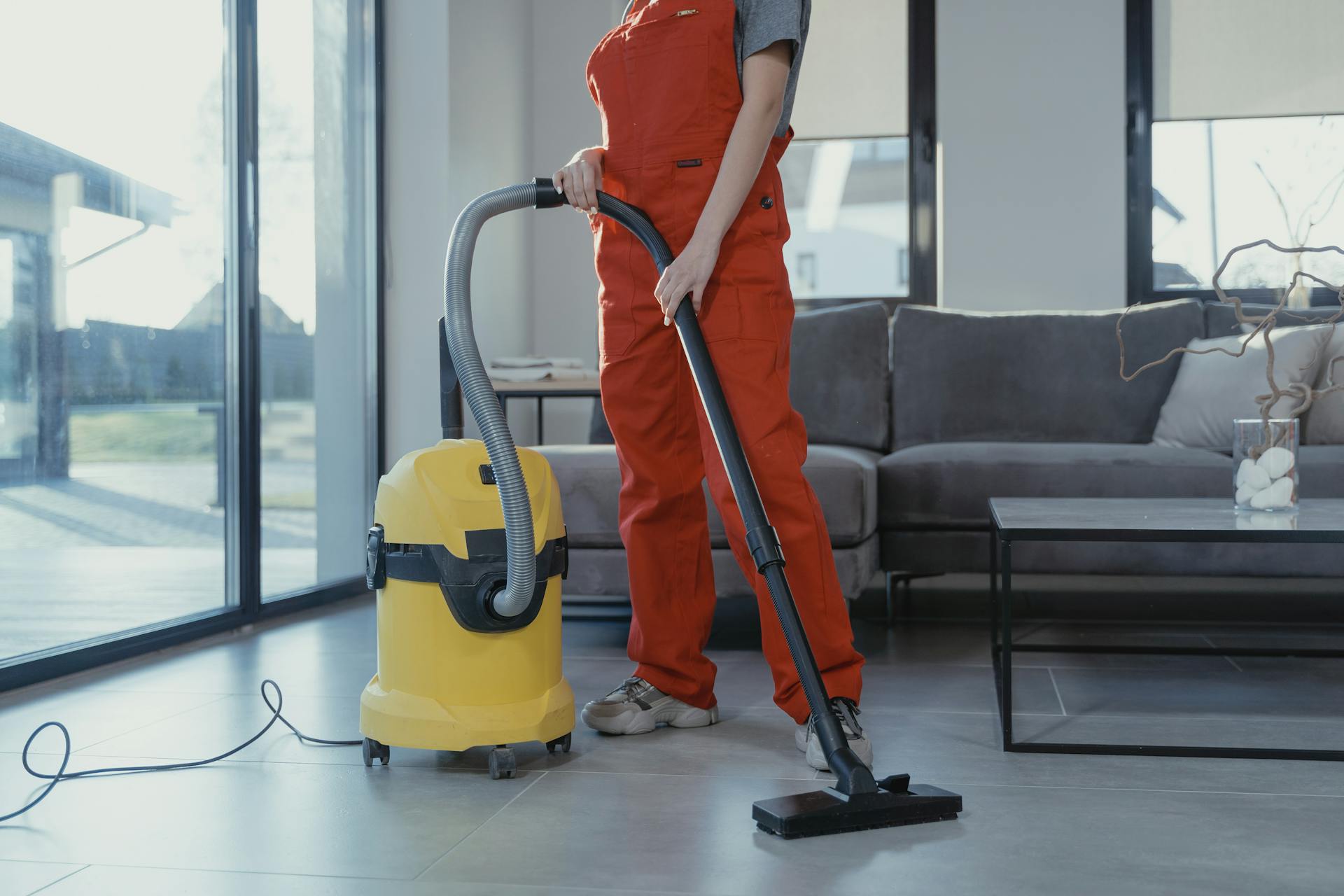 A woman cleaning an office | Source: Pexels