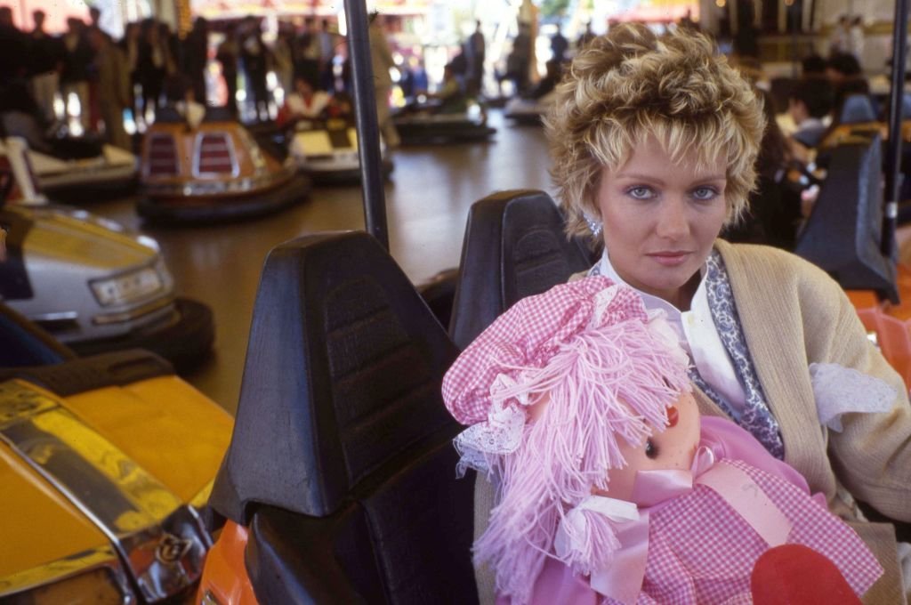 L'actrice Mimi Coutelier dans un carrousel à la Foire du Trône à Paris en 1988. | Photo : Getty Images