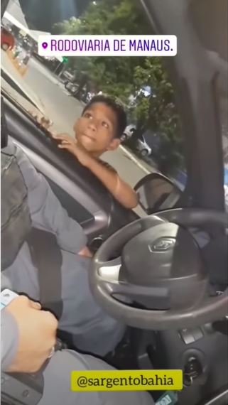 Niño venezolano conversa con un oficial de policía brasileño. | Foto: YouTube/Razões para Acreditar