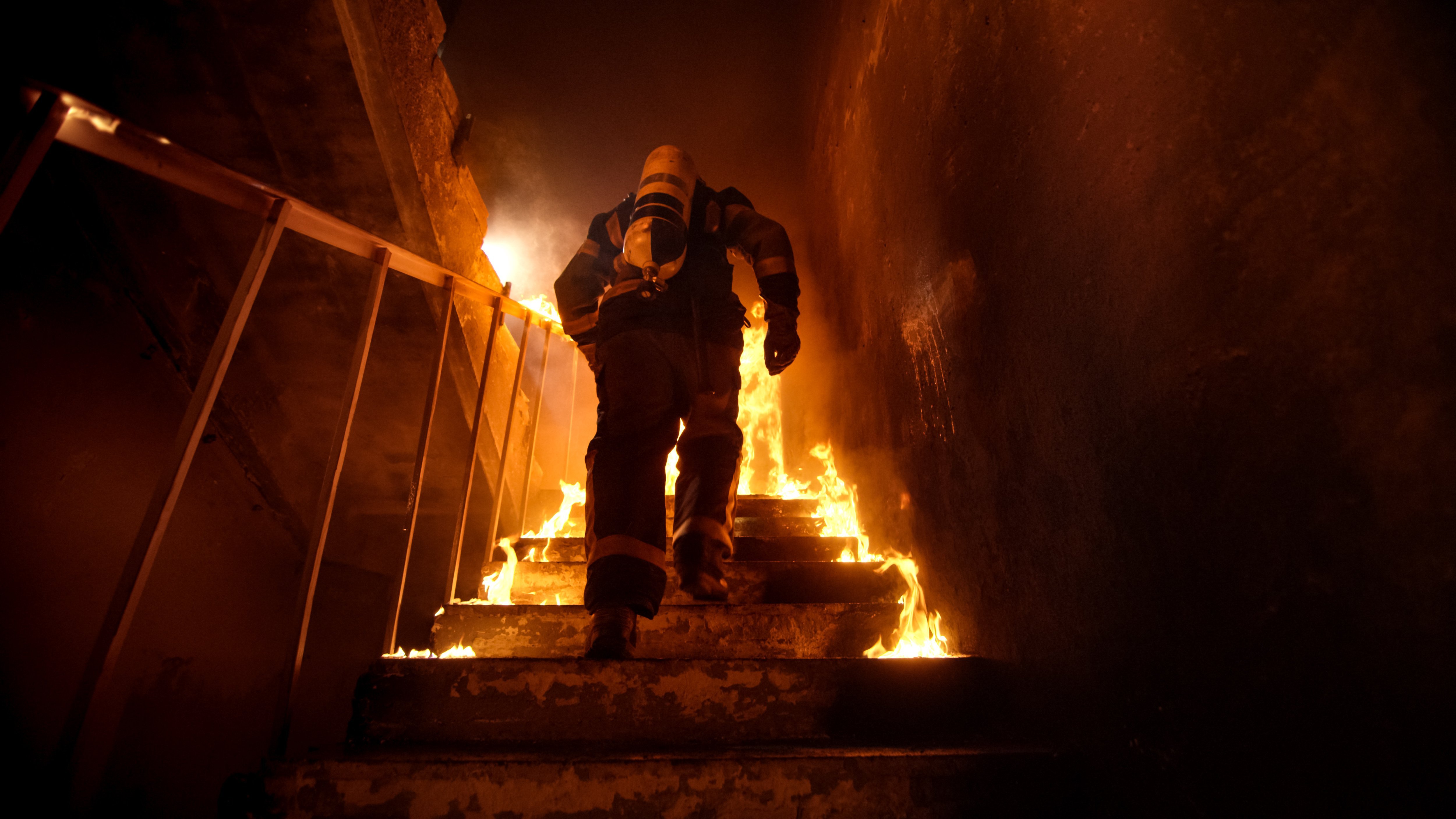 Un pompier dans un maison en feu | photo : shutterstock