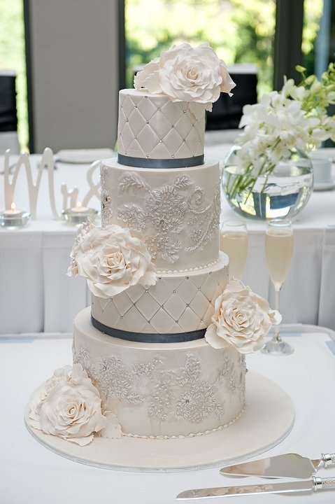 A photo of a four-tier wedding cake. | Photo: Pixabay