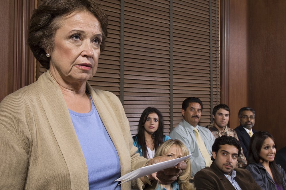 Elderly lady in the courtroom | Photo: Shutterstock