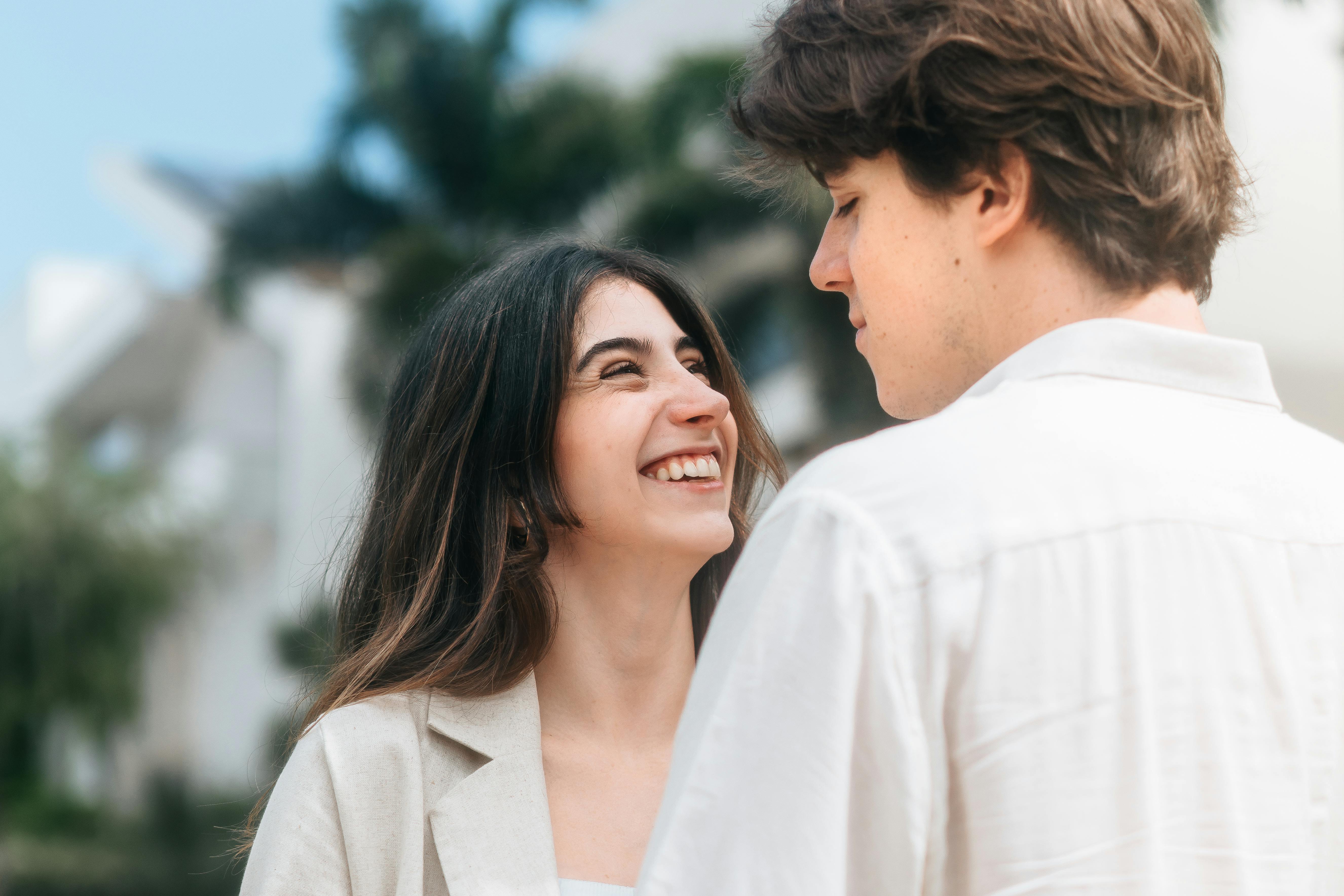 A happy couple talking | Source: Pexels