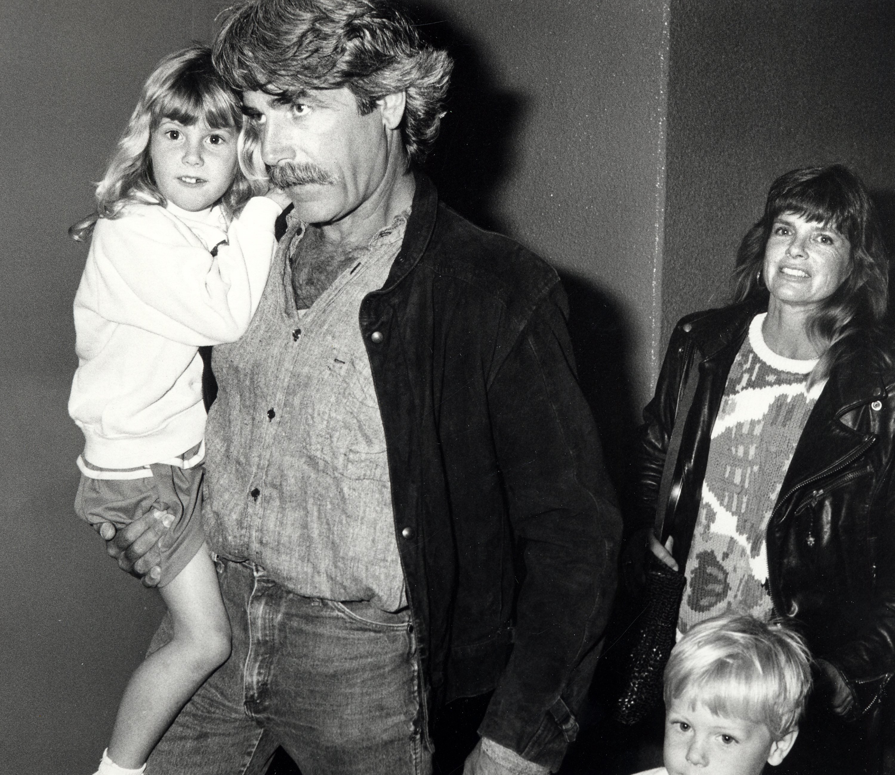 Sam Elliott, Katharine Ross, and Cleo Rose Elliott on March 14, 1990 at the Great Western Forum in Inglewood, California | Source: Getty Images