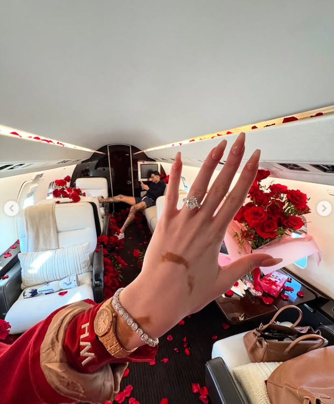 Another shot of Winnie Harlow's engagement ring inside a jet, with Kyle Kuzma in the background | Source: Instagram/winnieharlow