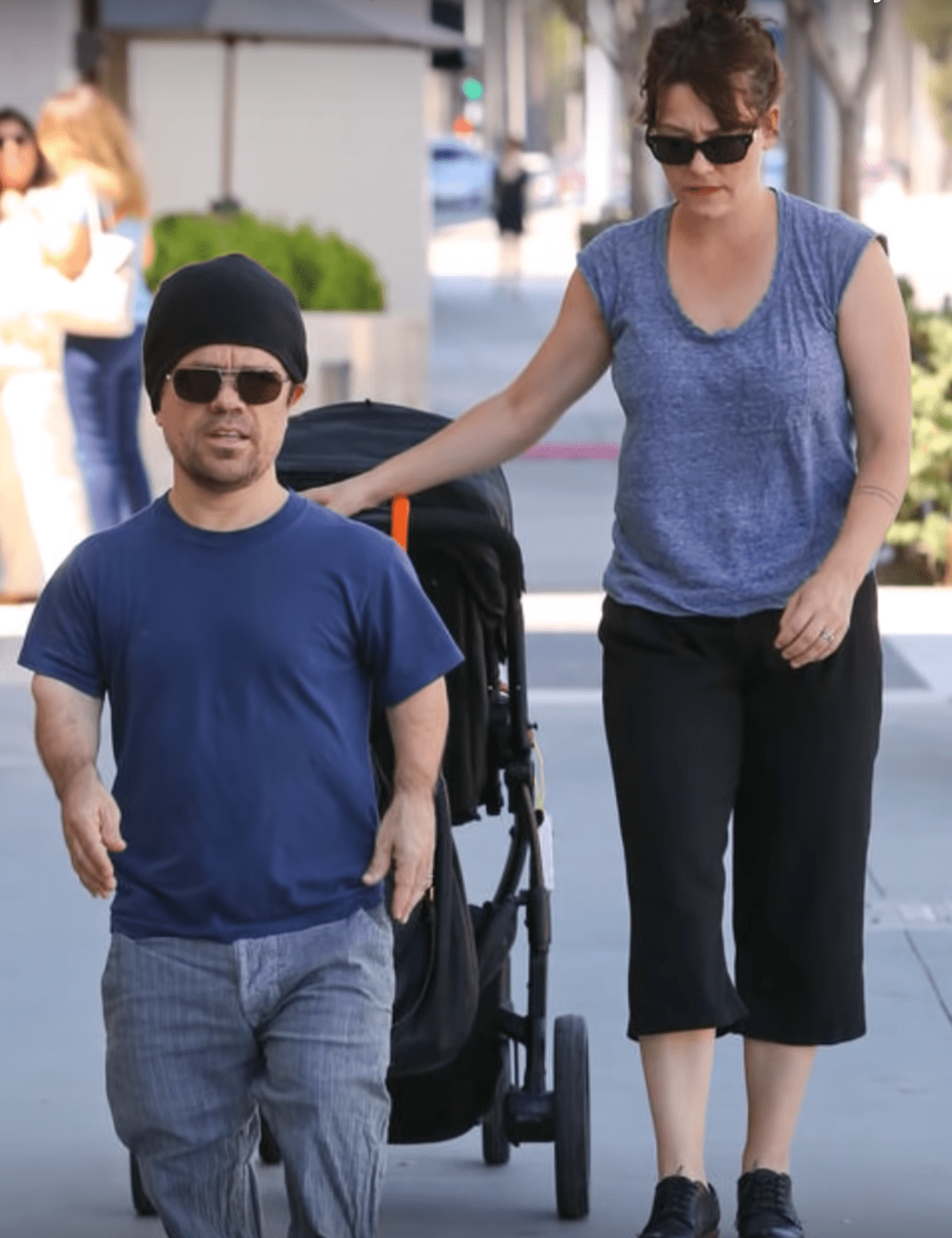 Peter Dinklage et Erica Schmidt. | Photo : YouTube/Ajax
