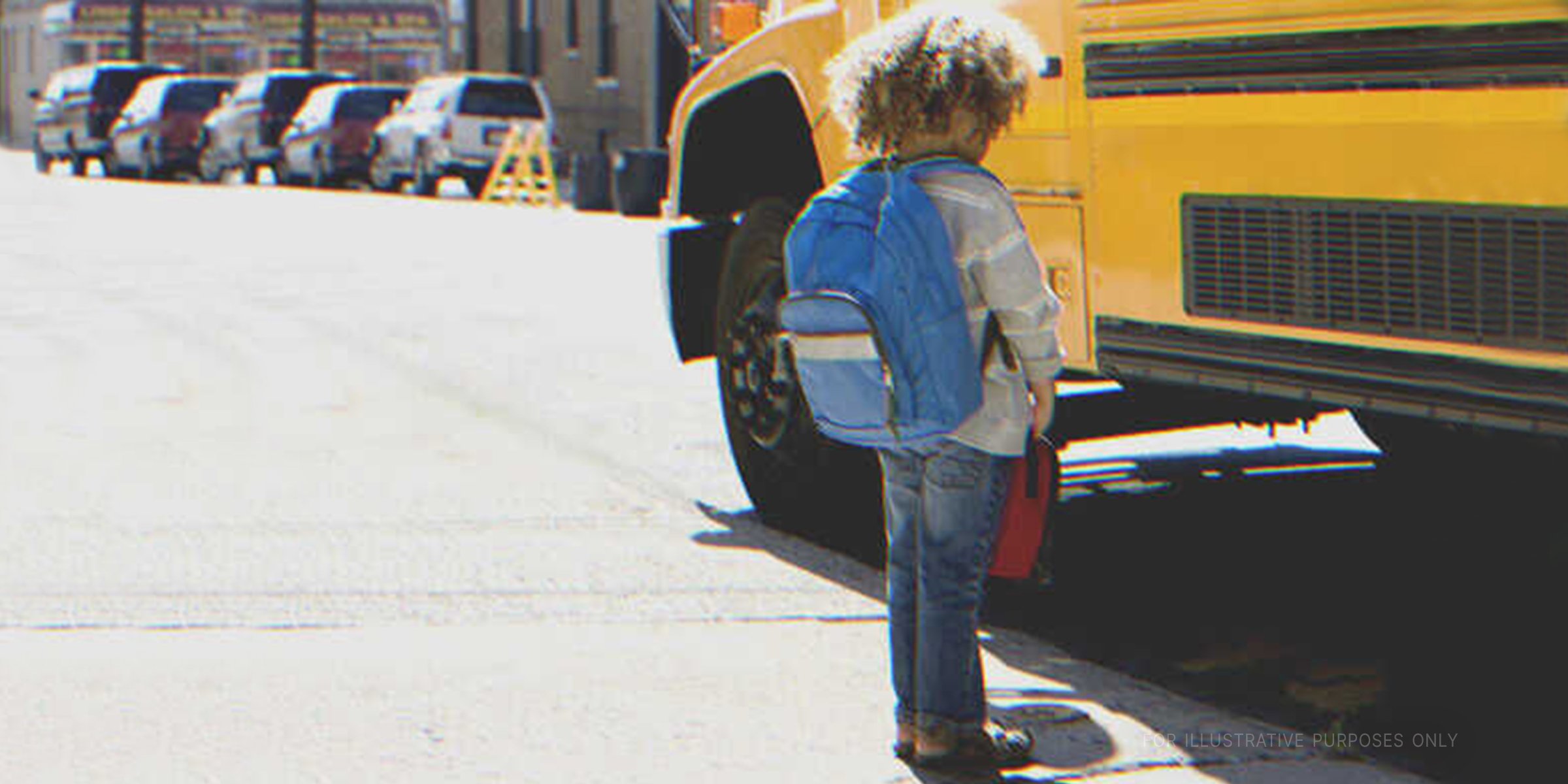 Niño frente al autobús escolar | Foto: Getty Images