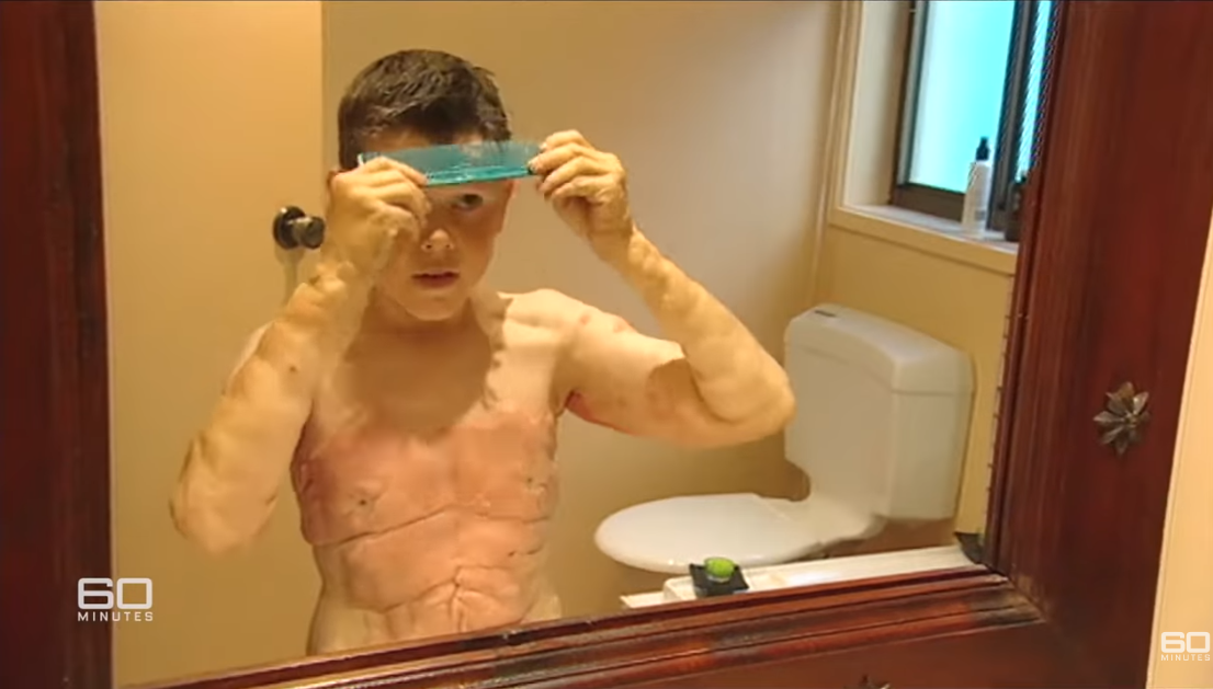 Tomm Tennent is pictured combing his hair while looking in the mirror | Source: YouTube.com/60 Minutes Australia