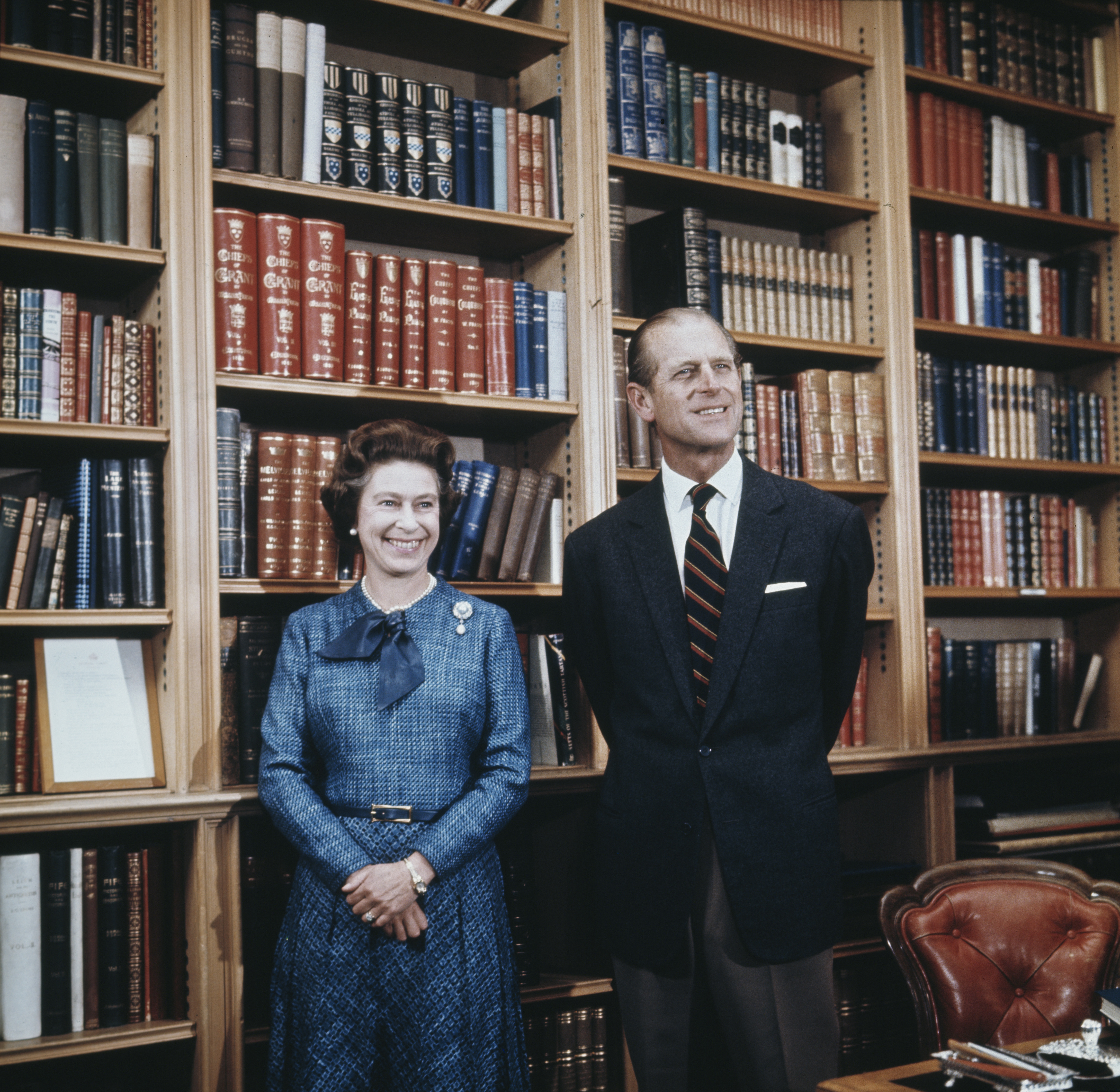 Queen Elizabeth and Prince Philip, the Duke of Edinburgh in the study at Balmoral Castle, Scotland, 26th September 1976 | Source: Getty Images