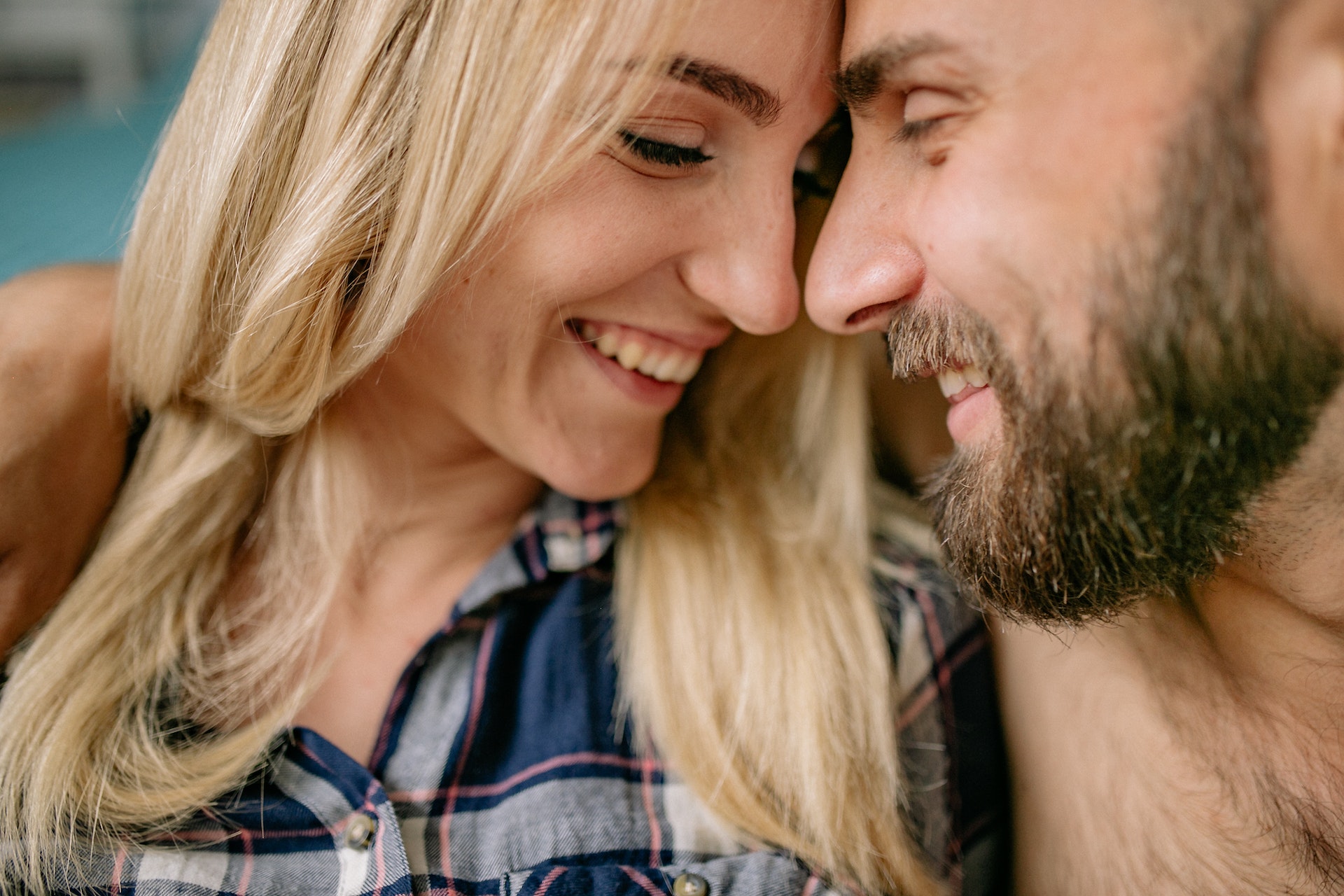 Close-up of a couple hugging | Source: Pexels