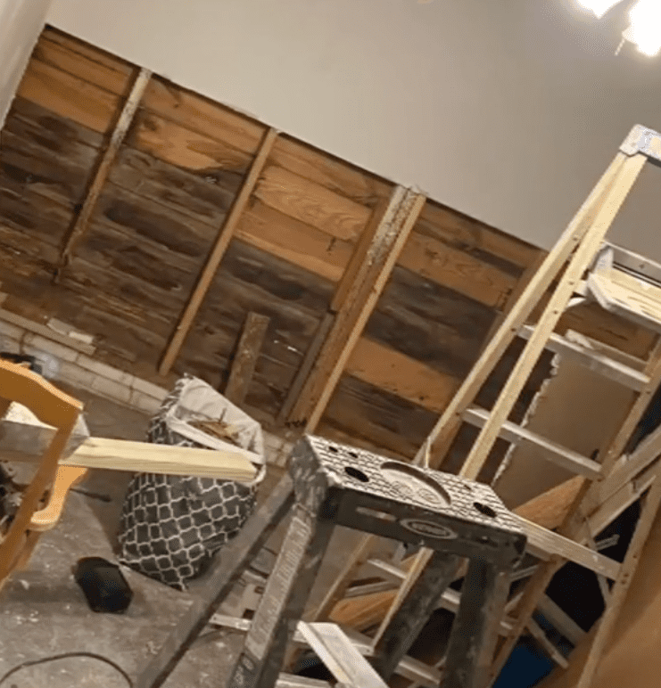 In a viral TikTok clip, a pregnant mother shows as her dad builds a room for her baby | Photo: TikTok/vanessaguilars