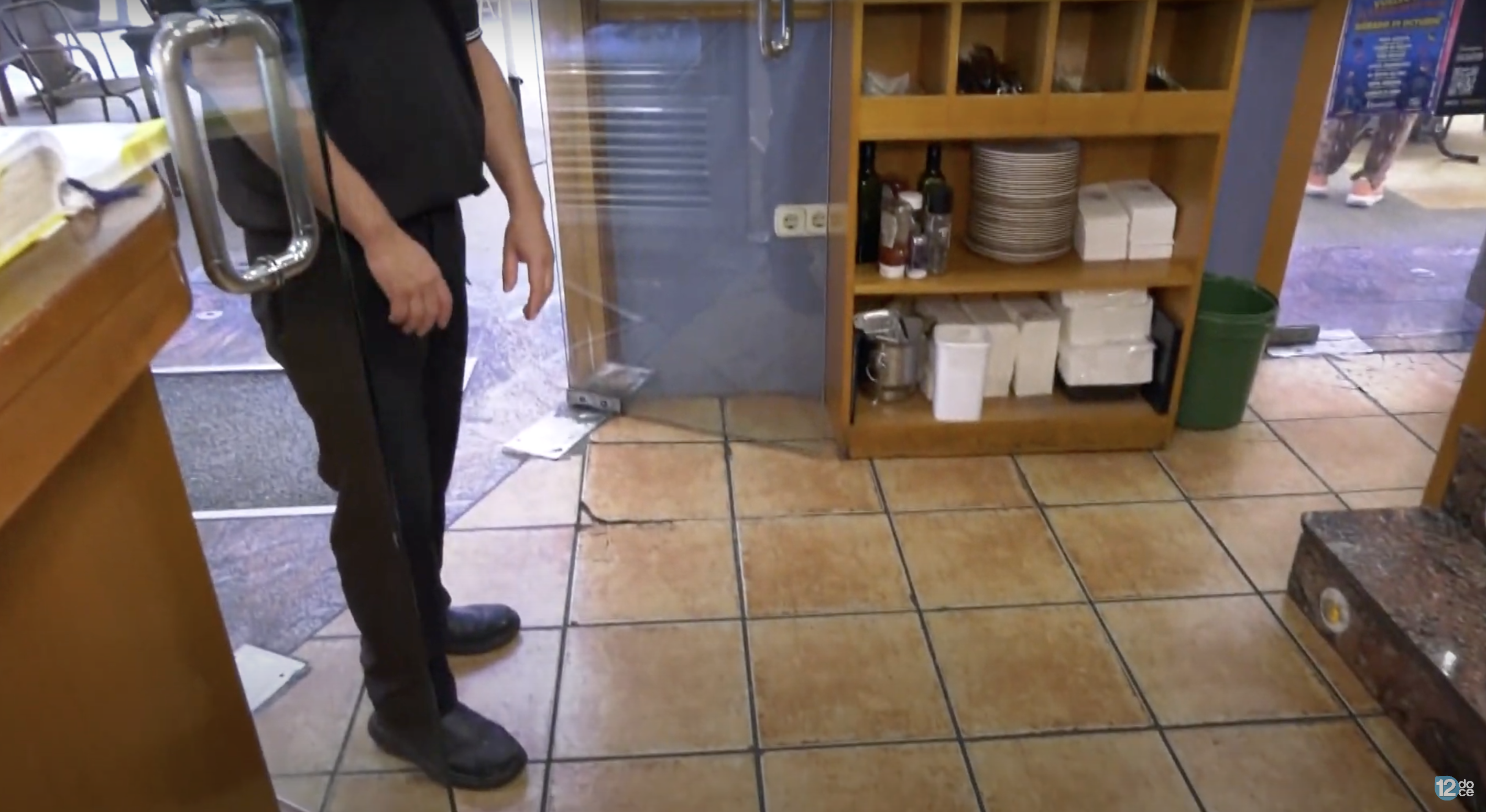 Moisés Doménech, owner of the restaurant El Buen Comer, shows the floor where Aidas reportedly fell after complaining of chest pain, as seen in a video dated September 21, 2023 | Source: youtube.com/12tv_es