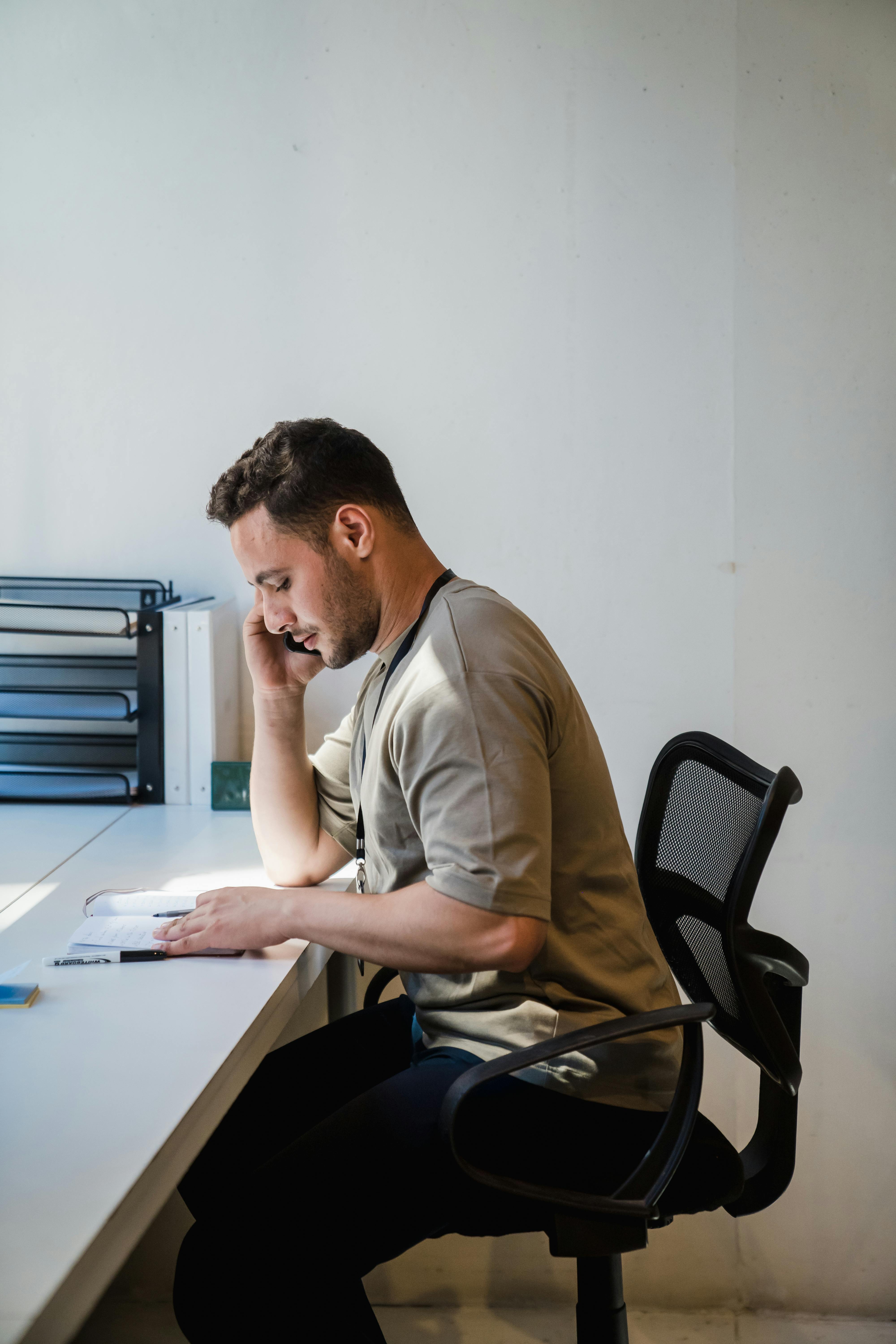 A man on a call | Source: Pexels