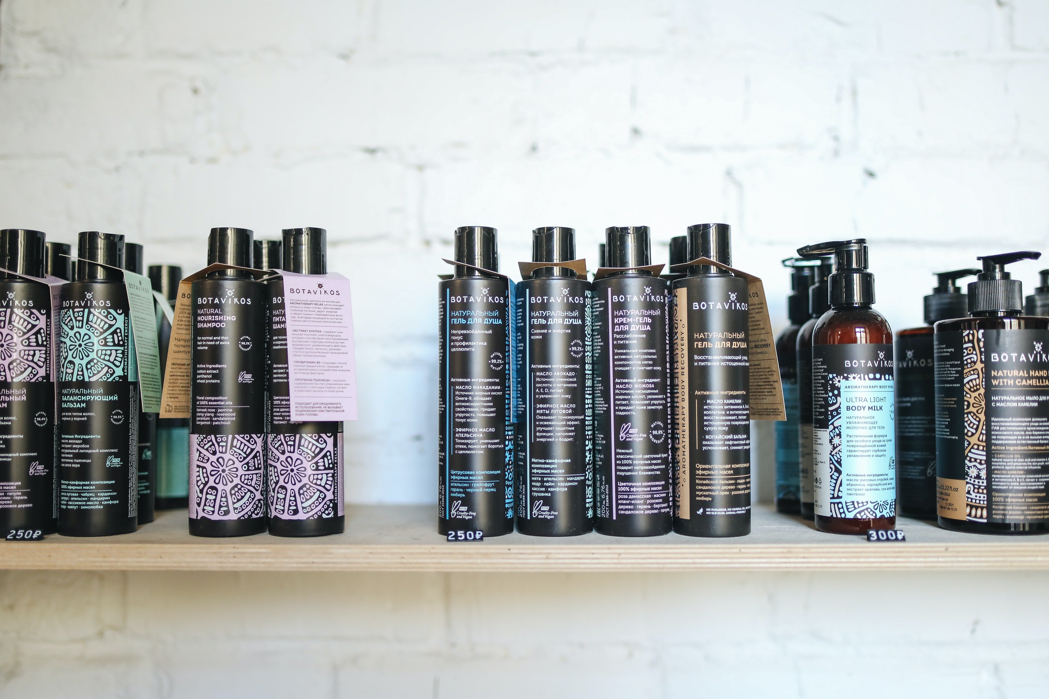 Photo of shampoos in a shelf. | Photo: Pexel