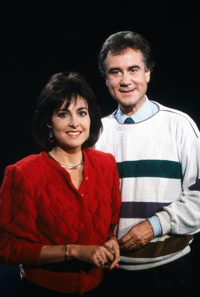 Paola und Kurt Felix beim Erstellen eines Werbespots für die ARD Fernsehlotterie "Ein Platz an der Sonne", Deutschland 1987 | Quelle: Getty Images
