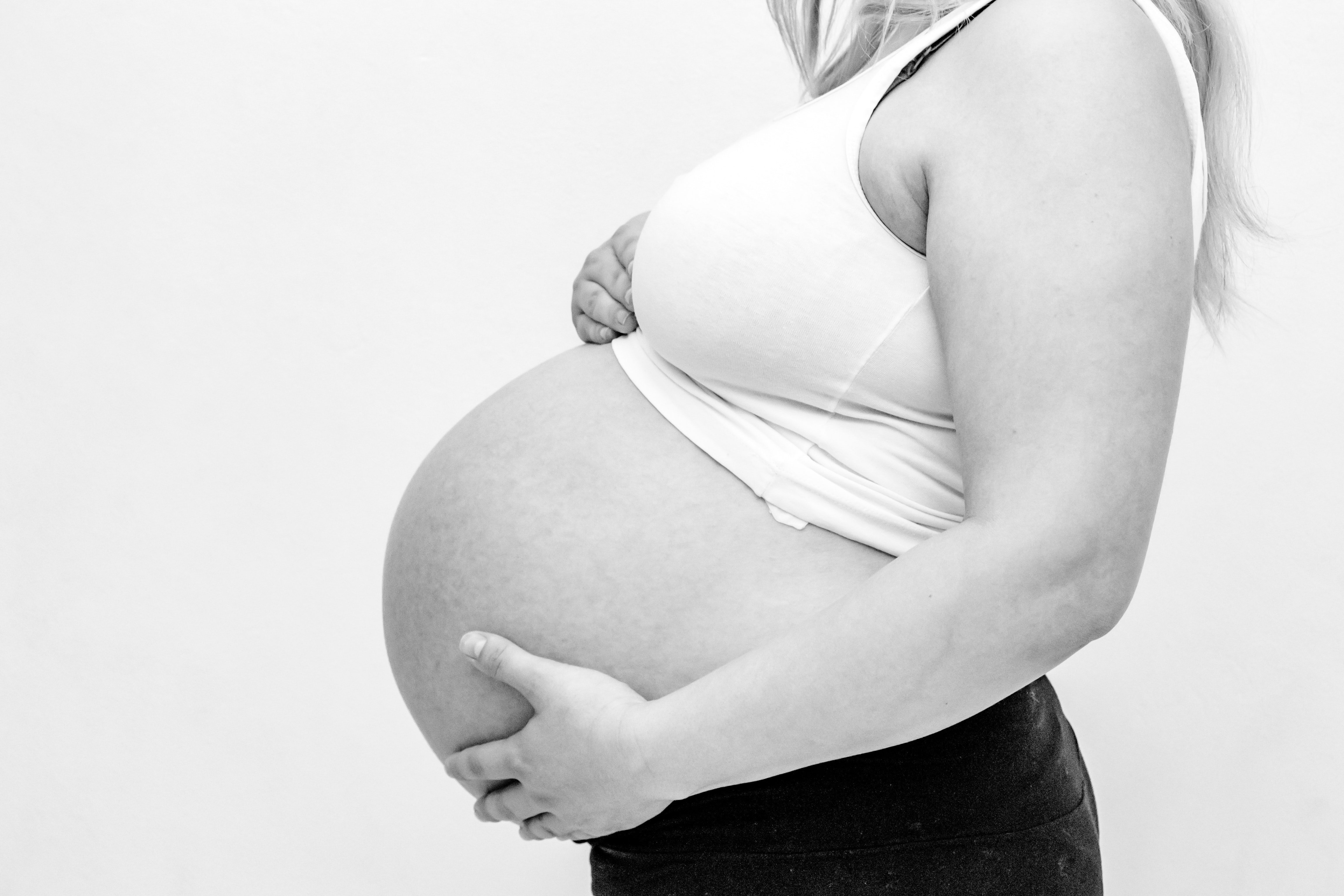 Mujer mostrando su vientre abultado. | Foto: Pexels