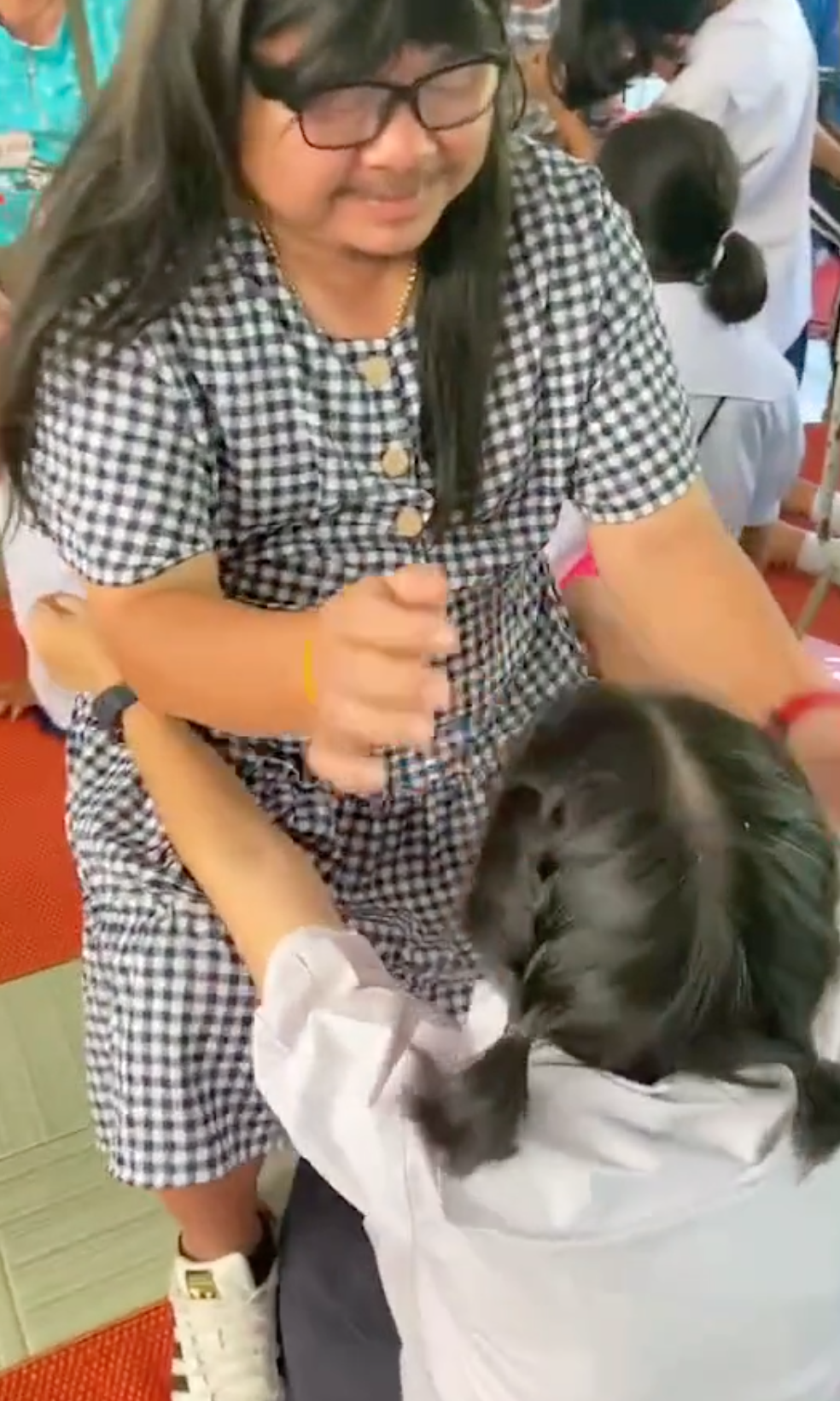 The dad lovingly fixed his daughter's hair. | Source: TikTok.com/joey_kp
