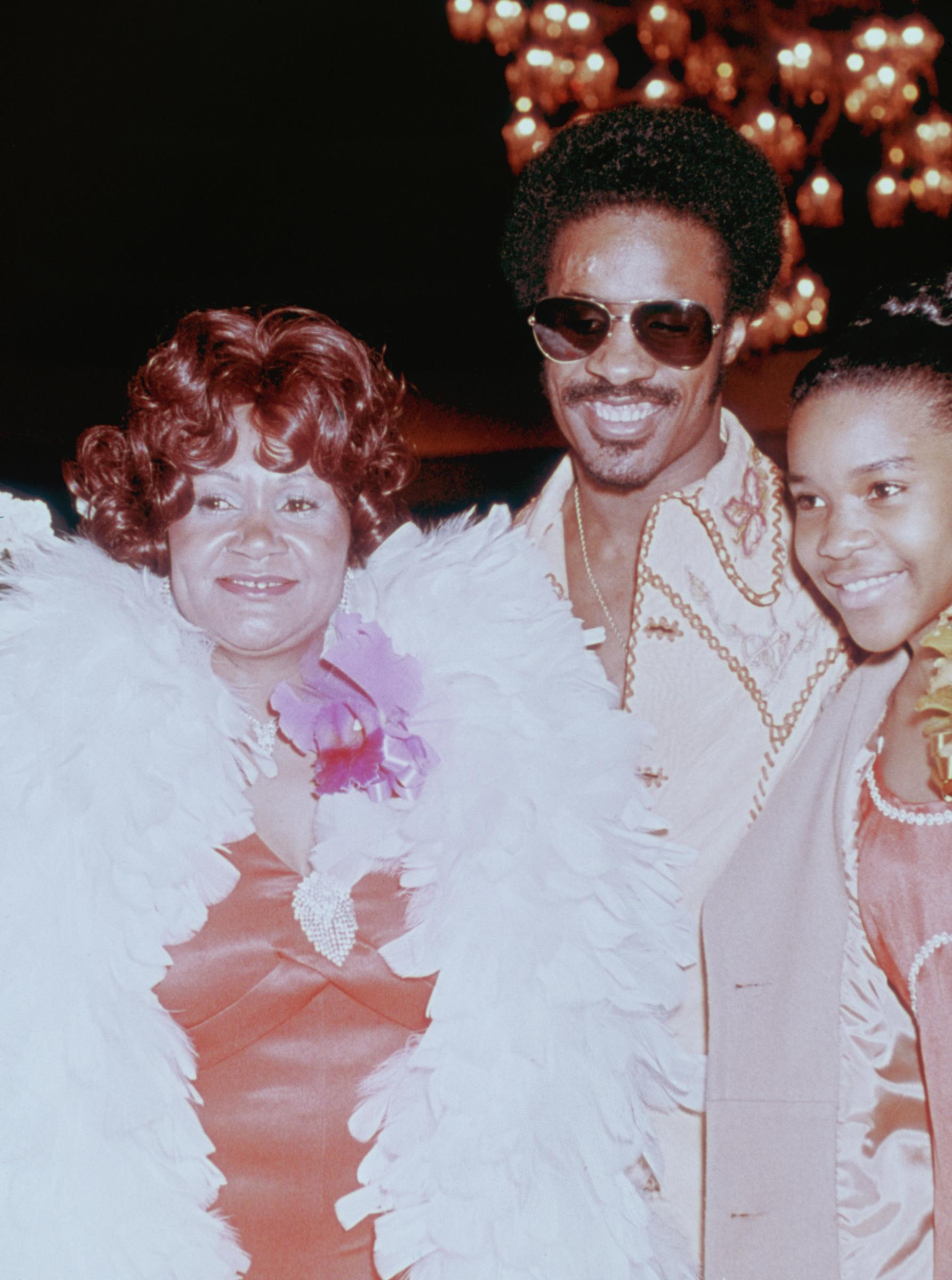 Lula Mae Hardaway, Stevie Wonder and his sister at the Grammy Awards on March 2, 1974, in Hollywood. | Source: Getty Images