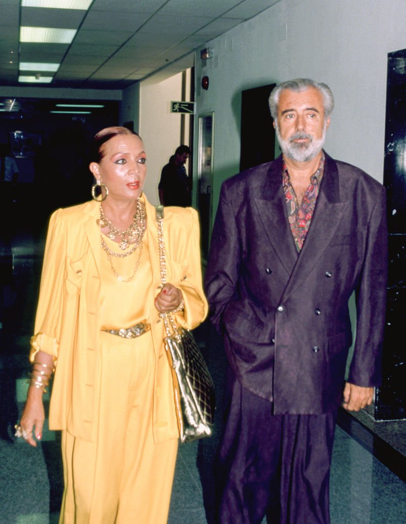 José Tous Barberán y la actriz Sara Montiel en un cabaret en 1990, en Madrid, España. | Foto: Getty Images