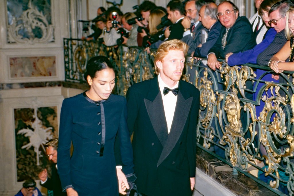 Königin Elizabeth II. Bei einer Abendveranstaltung auf Schloss Brühl als Gäste: Tennismeister Boris Becker mit Frau Barbara, Deutschland, 1992. (Foto von Wolfgang Kuhn) I Quelle: United Archives via Getty Images