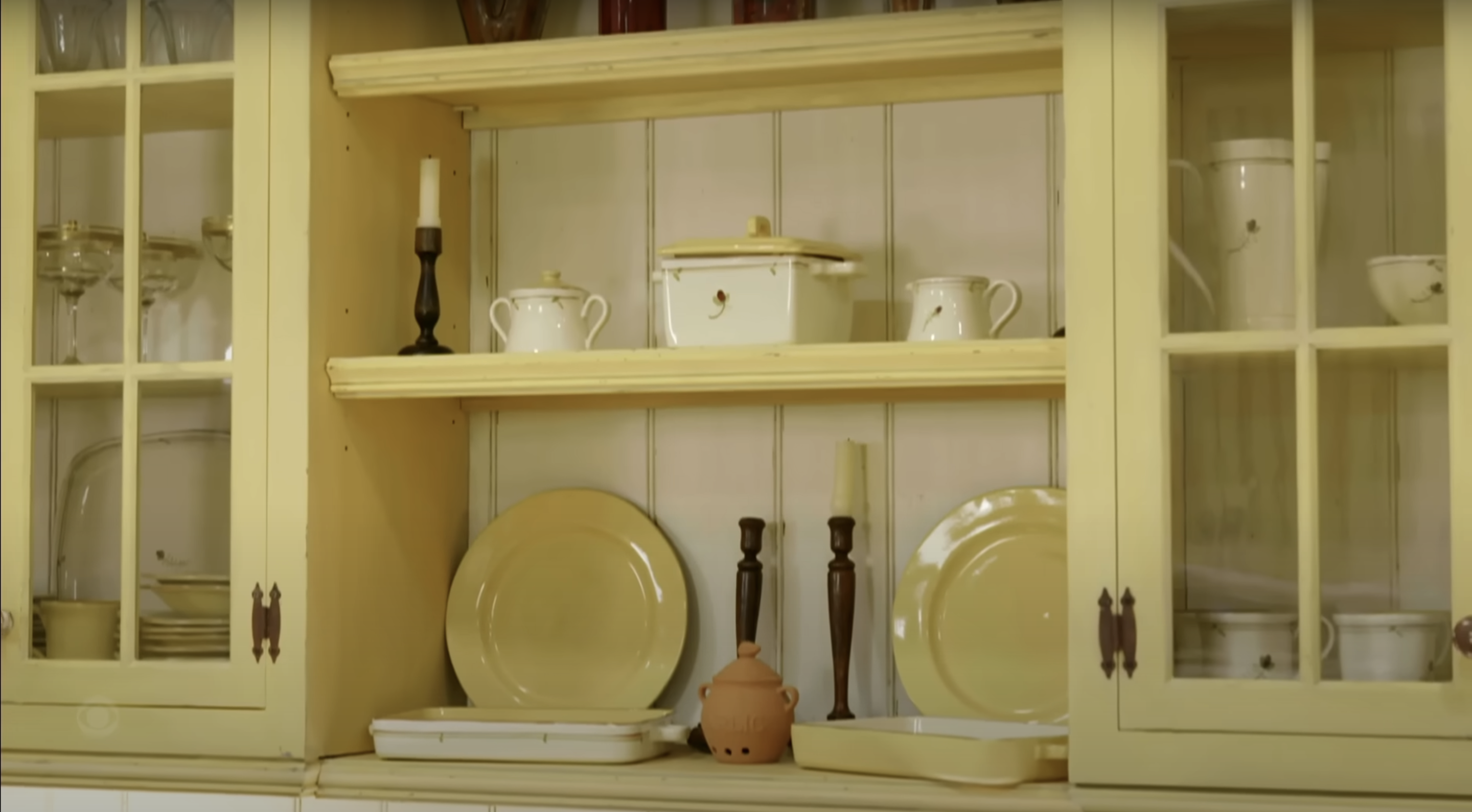 A view of the kitchen ware and crockery in Barbra Streisand's home, A view inside Barbra Streisand's home, posted on November 14, 2023 | Source: YouTube/The Late Show with Stephen Colbert