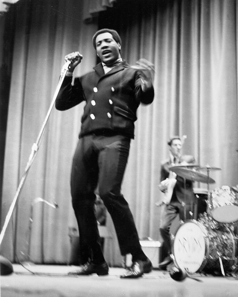 Soul singer Otis Redding performs onstage with his guitar player Steve Cropper of "The Bar-Kays" at Hunter College on January 21, 1967 | Photo: Getty Images