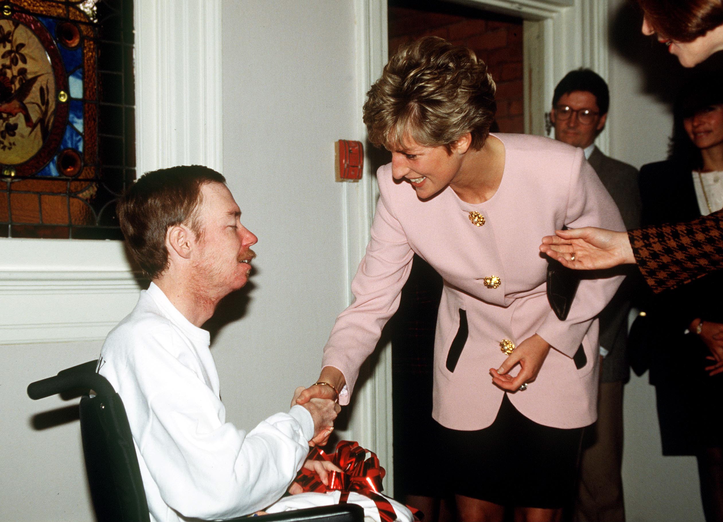 La princesa Diana en un hospicio contra el sida en Toronto, Canadá | Foto: Getty Images