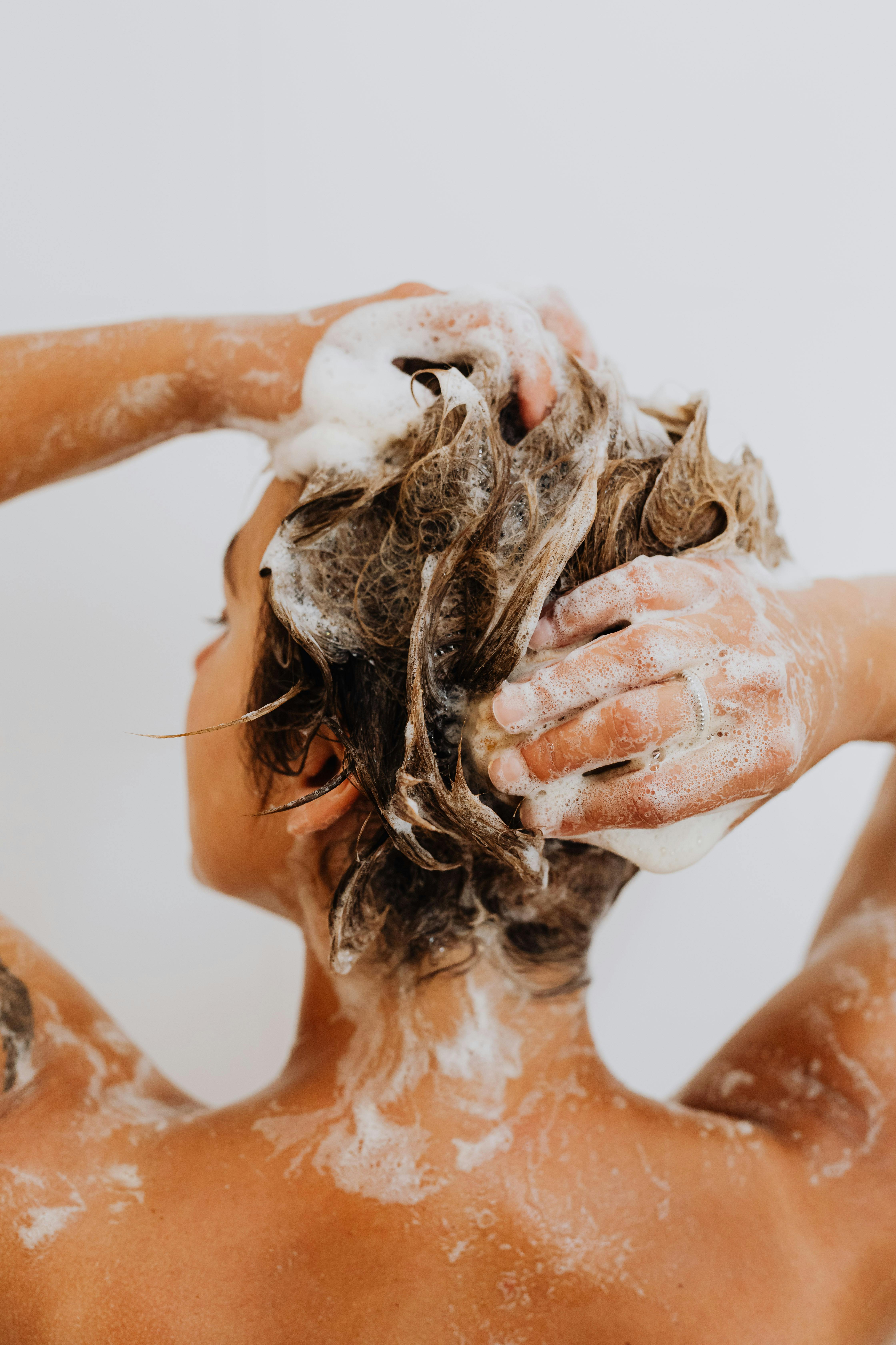 A woman washing her hair in the shower | Source: Pexels
