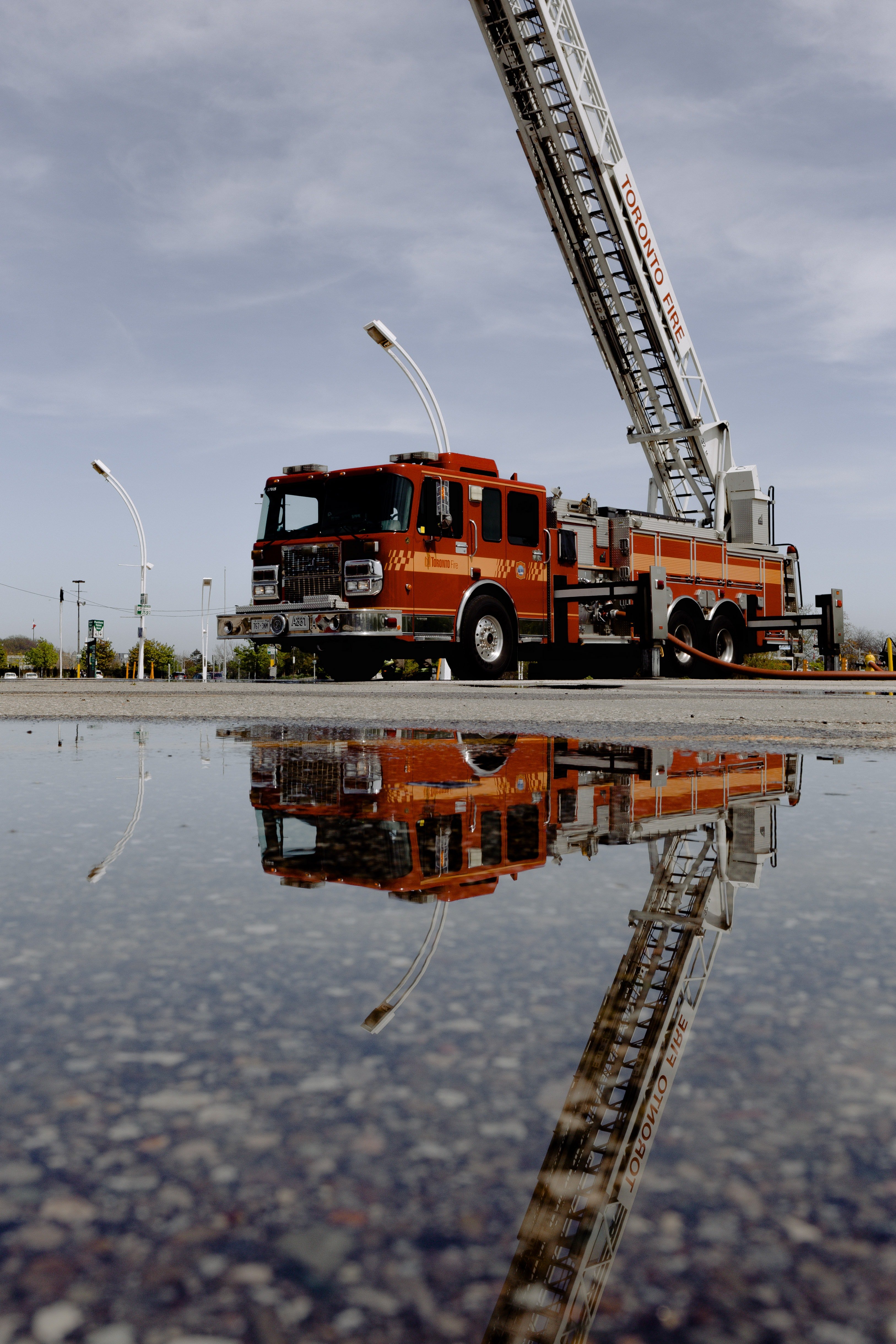 A firetruck with an extended ladder. | Pexels/ Wendy Wei
