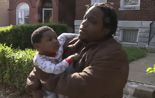 Kh’amorion Taylor and his father after he was found. | Photo: YouTube/FOX 2 St. Louis