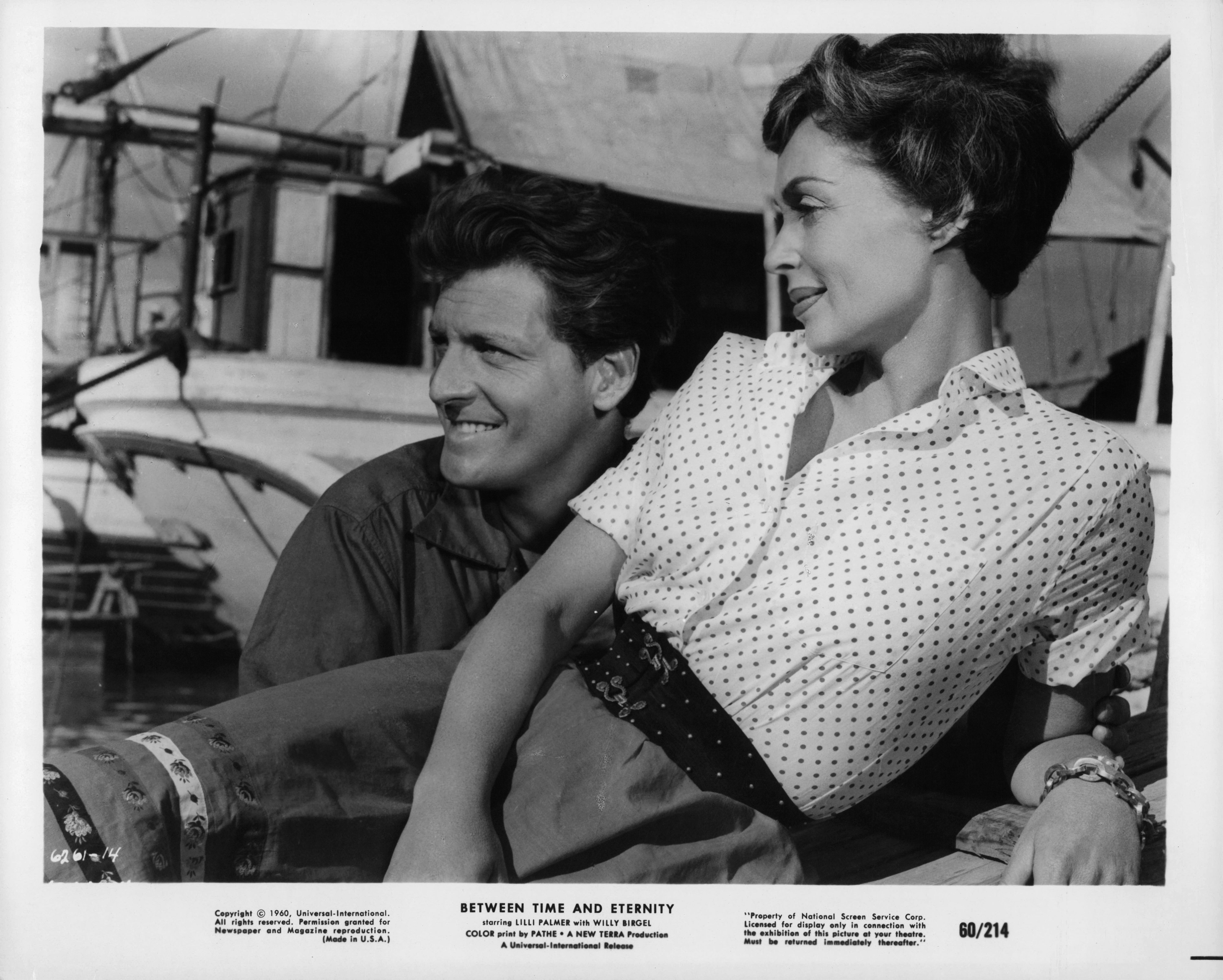 Carlos Thompson y Lilly Palmer mirando a su derecha en una escena de la película 'Entre el tiempo y la eternidad', de 1956.| Foto: Getty Images