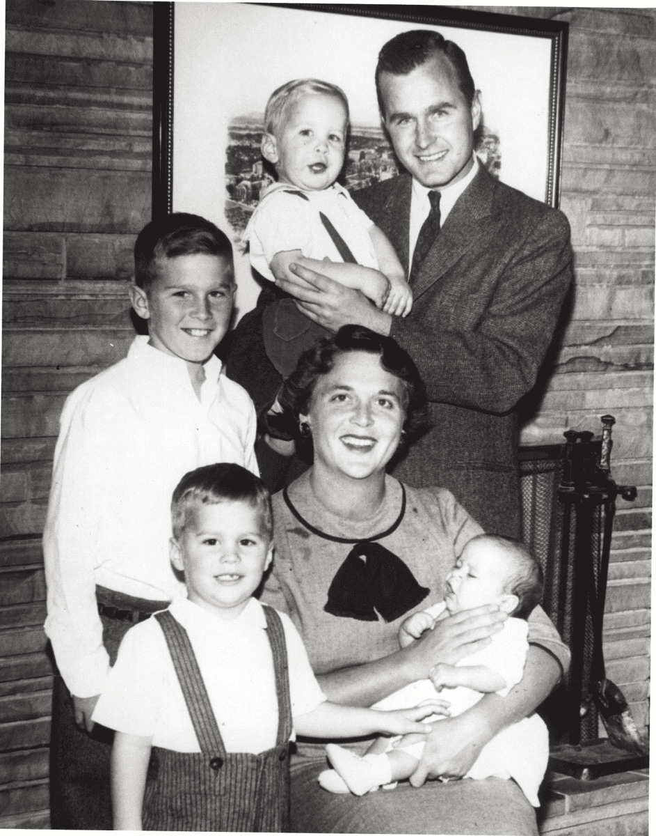 Der 41. Präsident der USA George H. B .Bush, seine Frau  Barbara und ihre Söhne. | Quelle: Getty Images