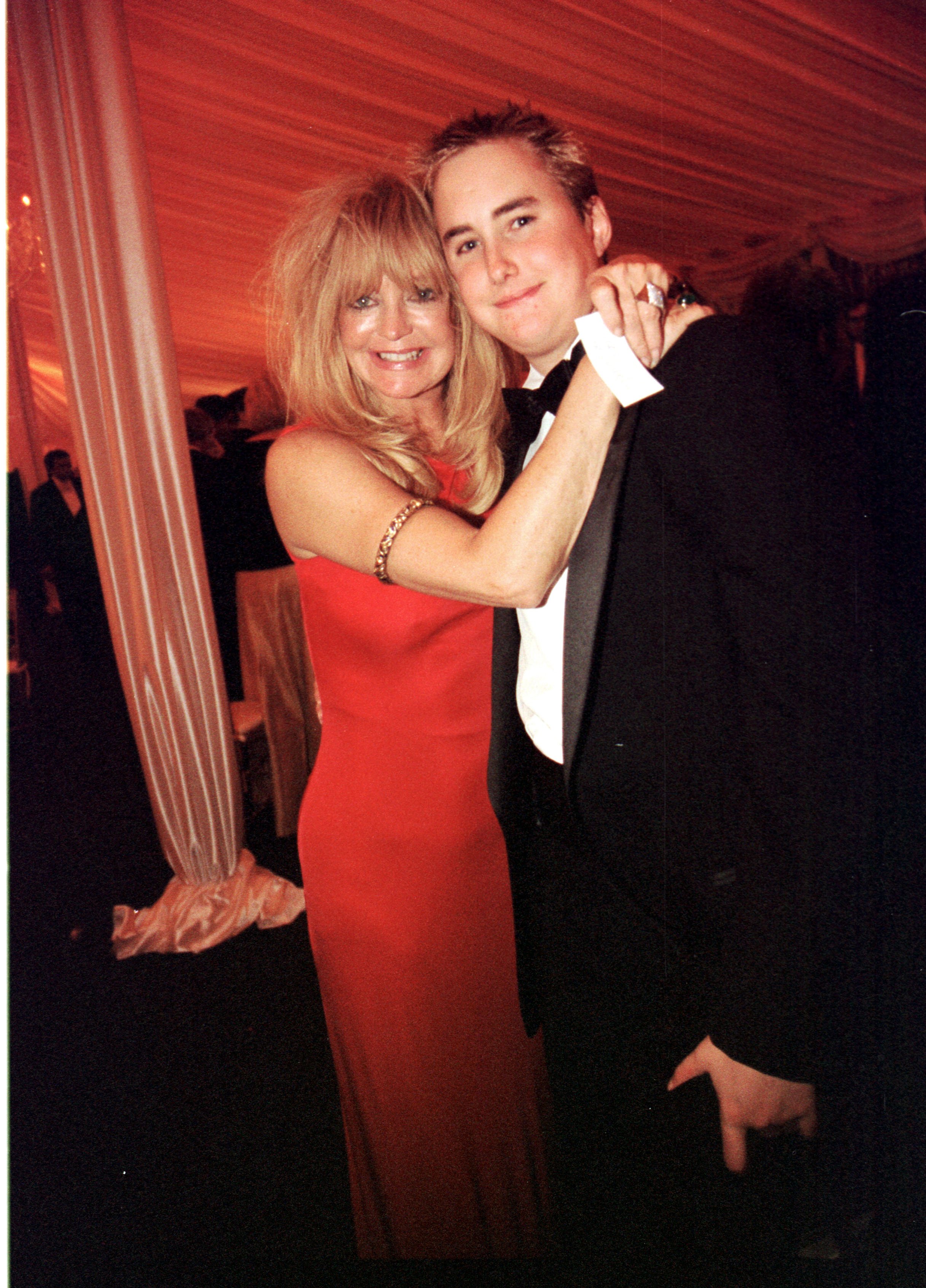 Goldie Hawn and Boston Russell at the White House for an official dinner honoring Indian Prime Minister Atal Bihari Vajpayee September 17, 2000 in Washington, D.C. | Source: Getty Images