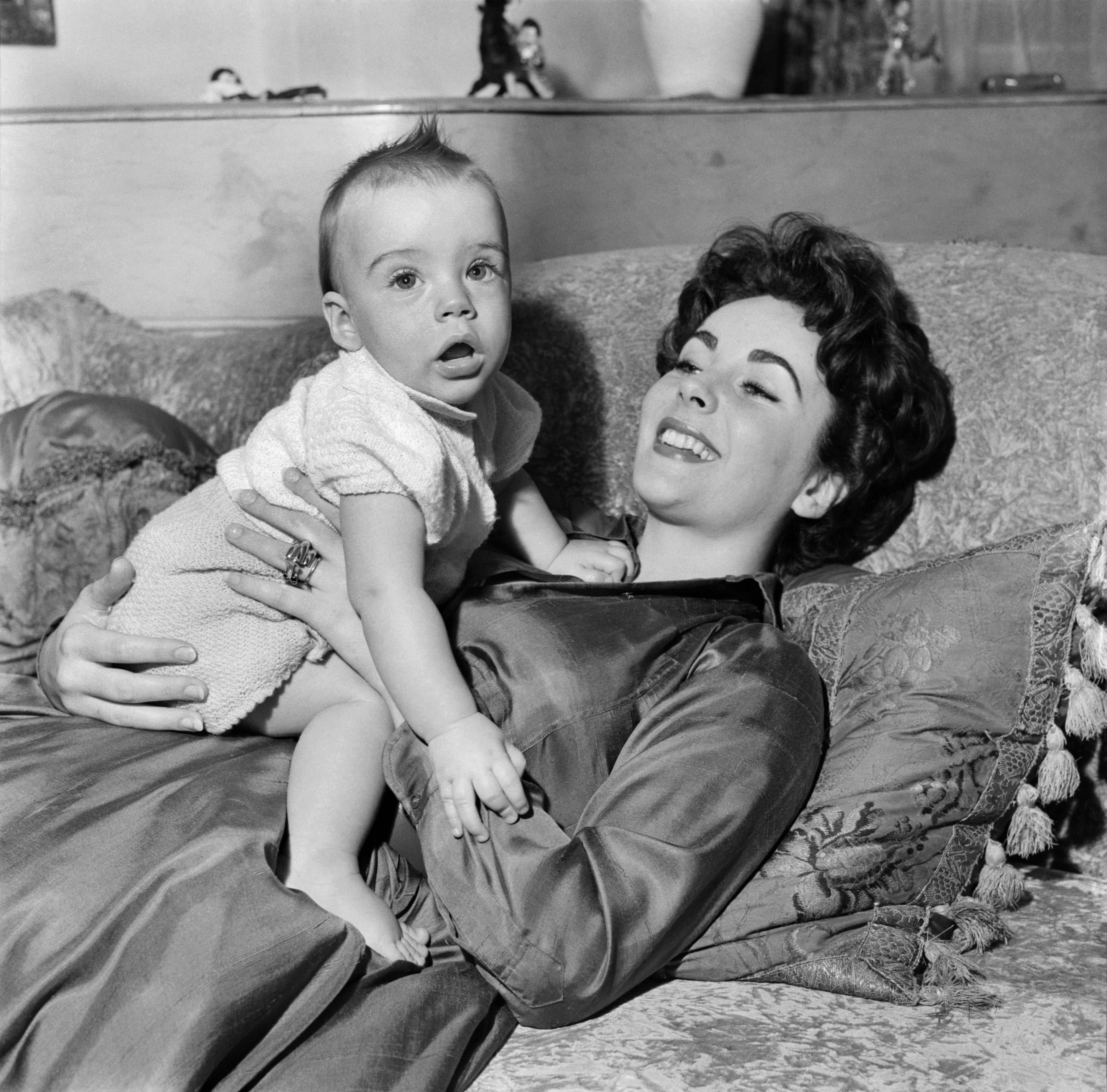 Actress Elizabeth Taylor at home with her baby son Michael. September 1953  | Source: Getty Images