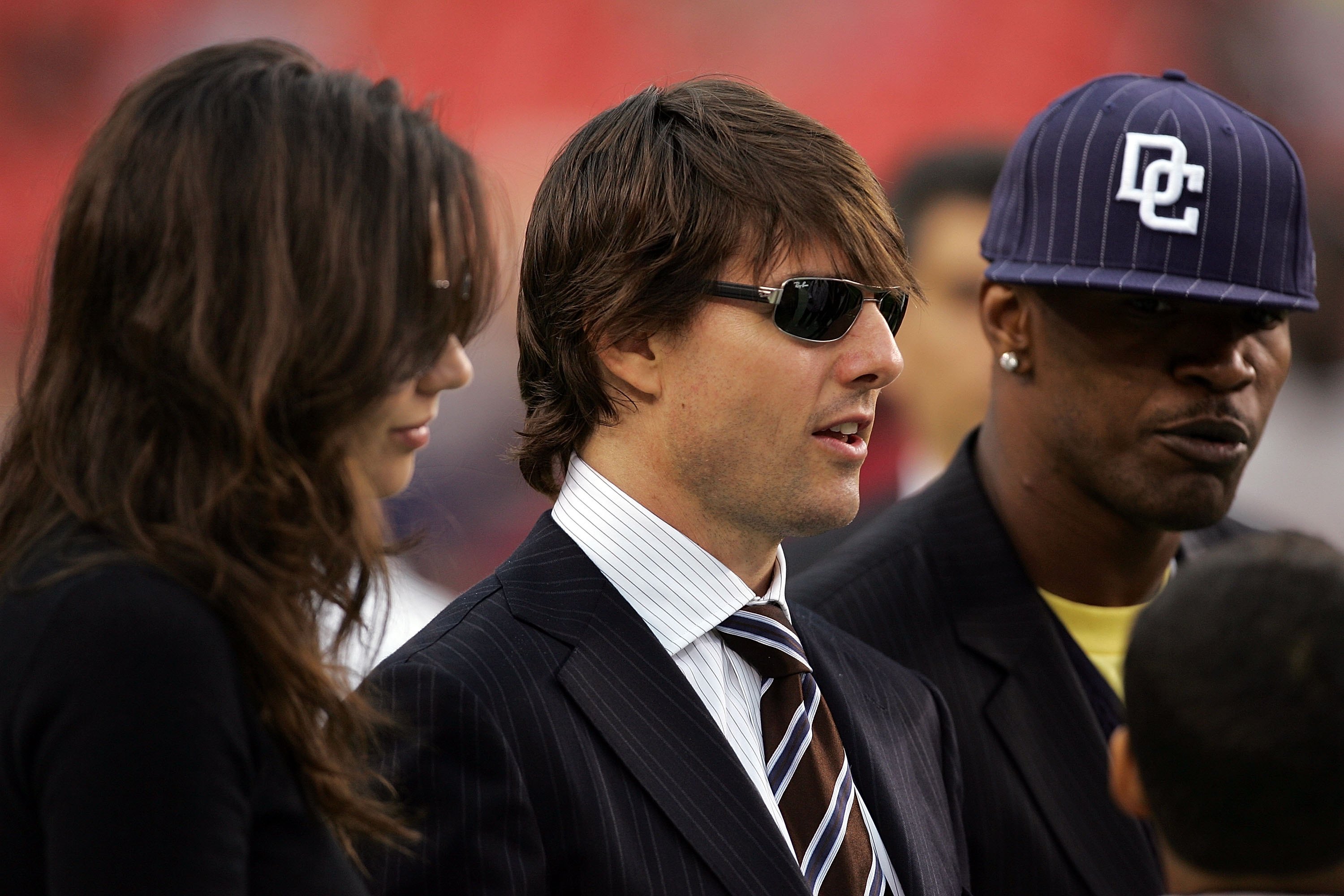 Katie Holmes, Tom Cruise, and Jamie Foxx at a Minnesota Vikings vs Washington Redskins game in Landover, 2006 | Source: Getty Images