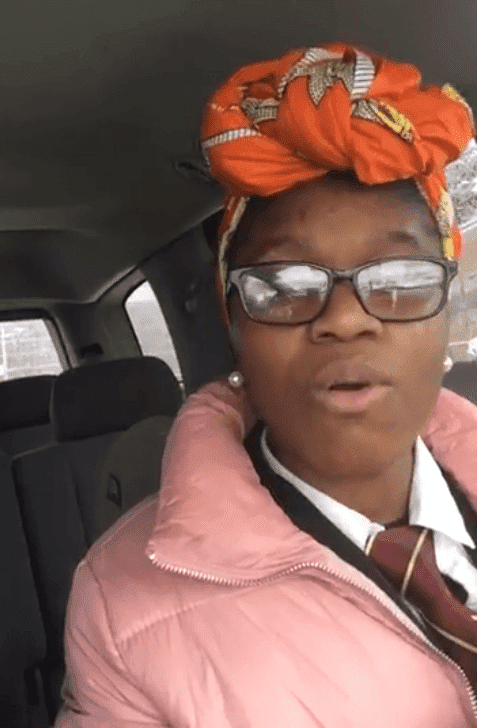A screenshot of Geniah Miller wearing the headwrap during her mother's live Facebook video. | Photo: Facebook/Chioma Sullivan