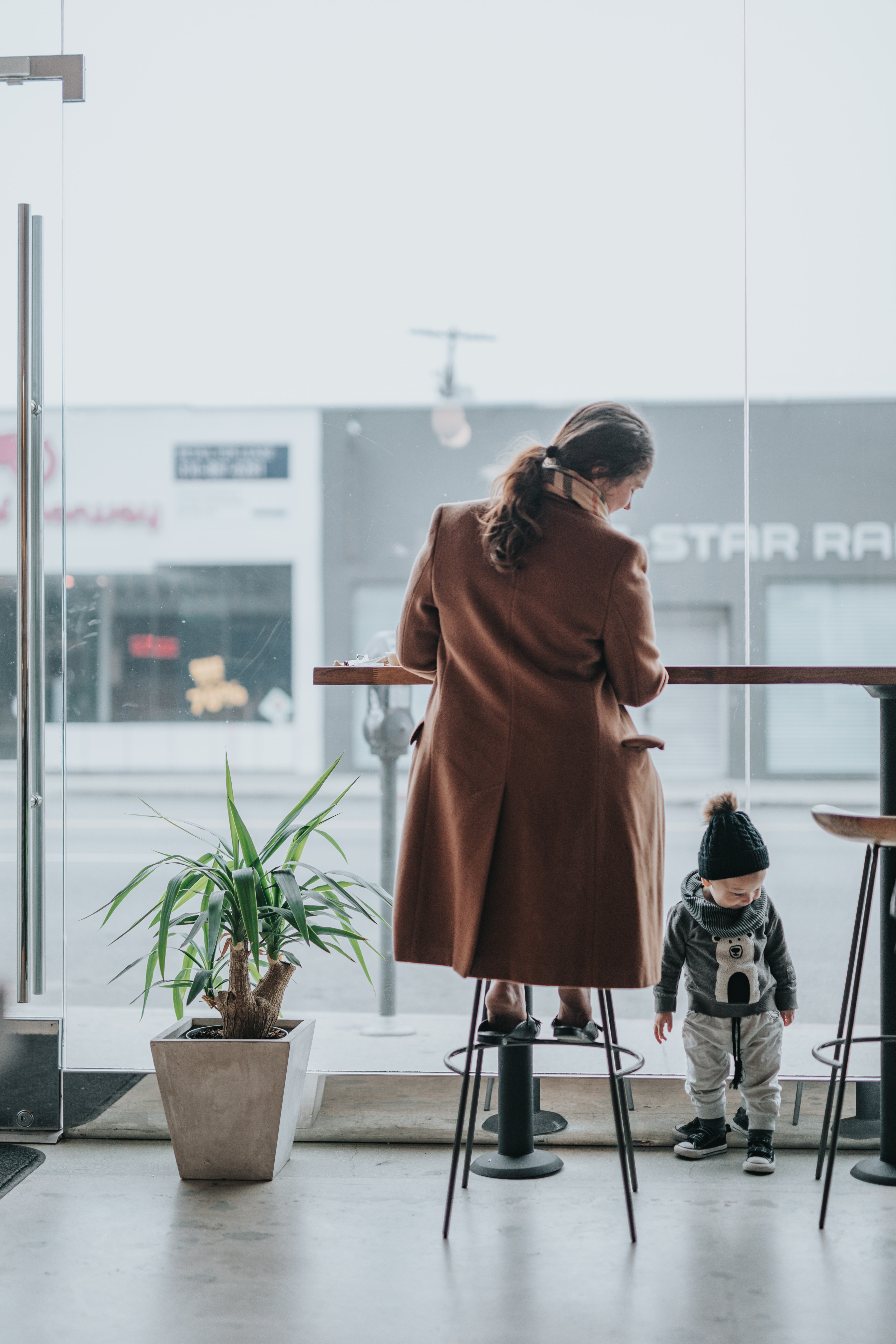 Frau nimmt ihr Kind mit in ein Café | Quelle: Unsplash