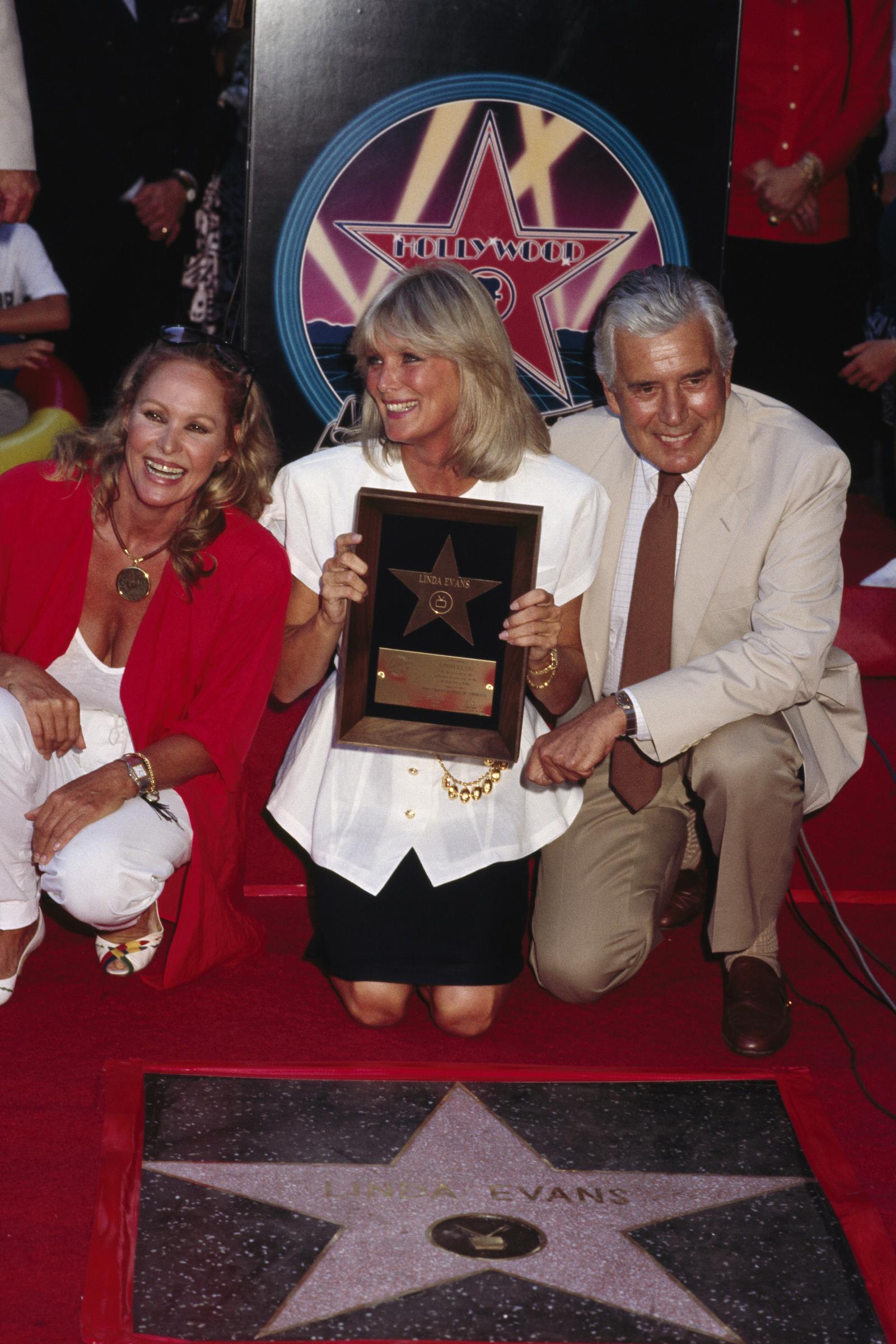Linda Evans gets a star on the Hollywood Walk of Fame while accompanied by John Forsythe on August 21, 1987 | Source: Getty Images