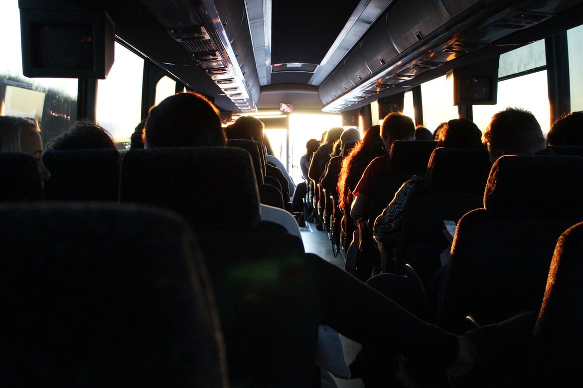 Pasajeros dentro de un autobús. | Foto: Unsplash