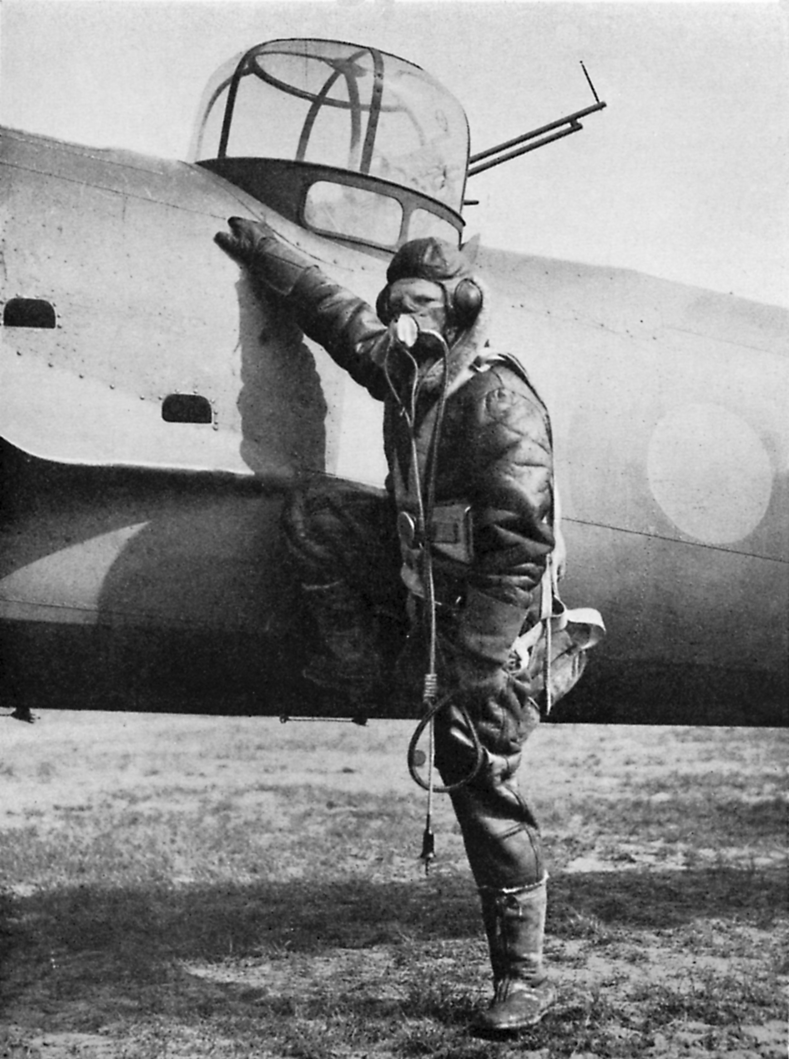 Equipamiento de un piloto británico. Piloto de la RAF en plena marcha junto a su avión. El subtítulo lee: Equipado para combatir el aire: oxígeno, radio, paracaídas y ropa calentada eléctricamente. | Foto: Getty Images