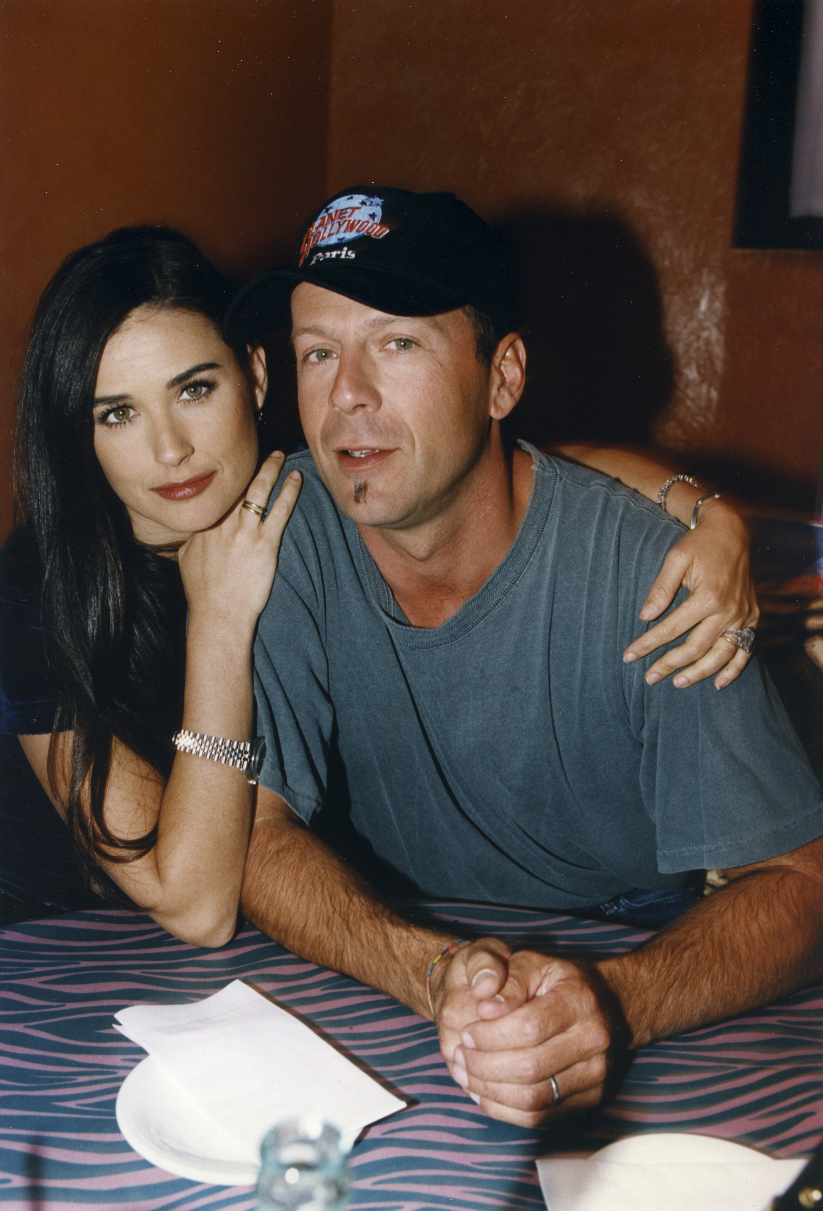 Demi Moore und Bruce Willis am 31. August 1995 in Paris Frankreich. | Quelle: Getty Images